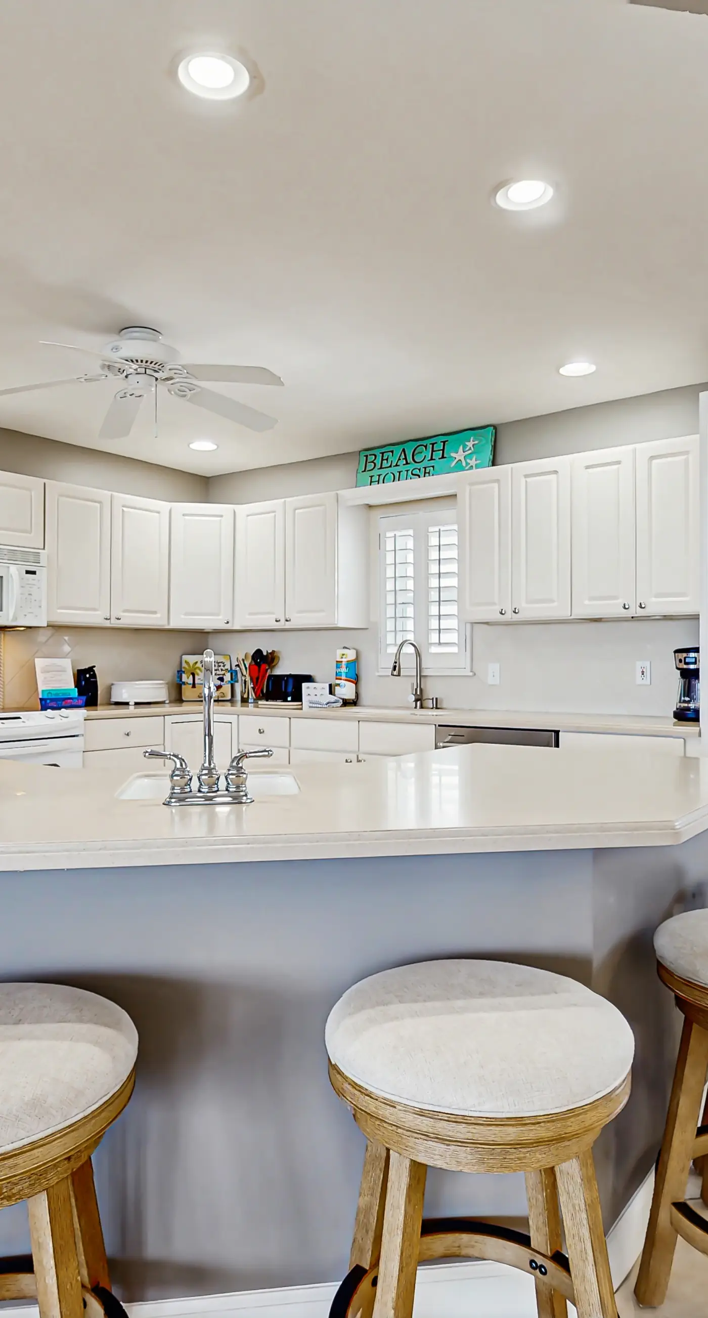 Oceanfront condo with heated pool, tennis, grilling station, & gym - balcony