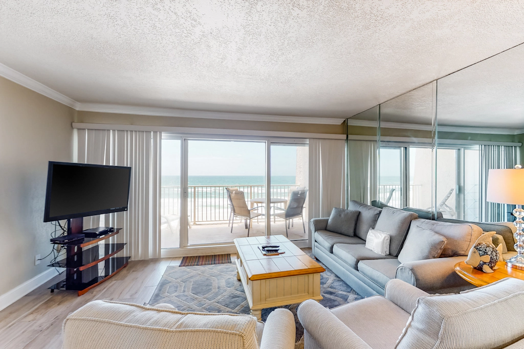 4th-floor, Gulf-front condo with views, pool access, tennis court, washer&dryer
