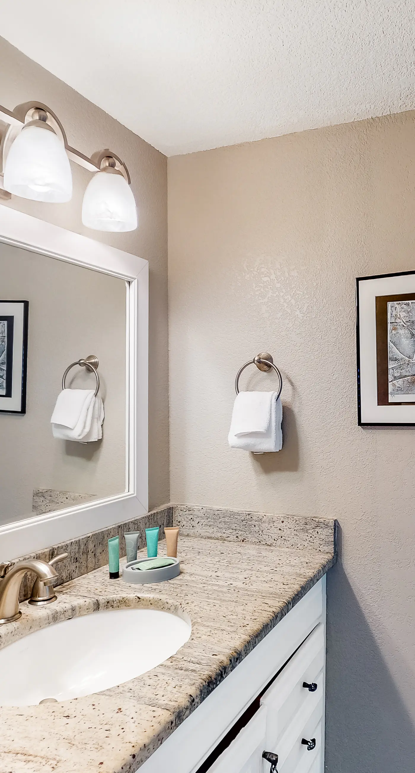 4th-floor, Gulf-front condo with views, pool access, tennis court, washer&dryer