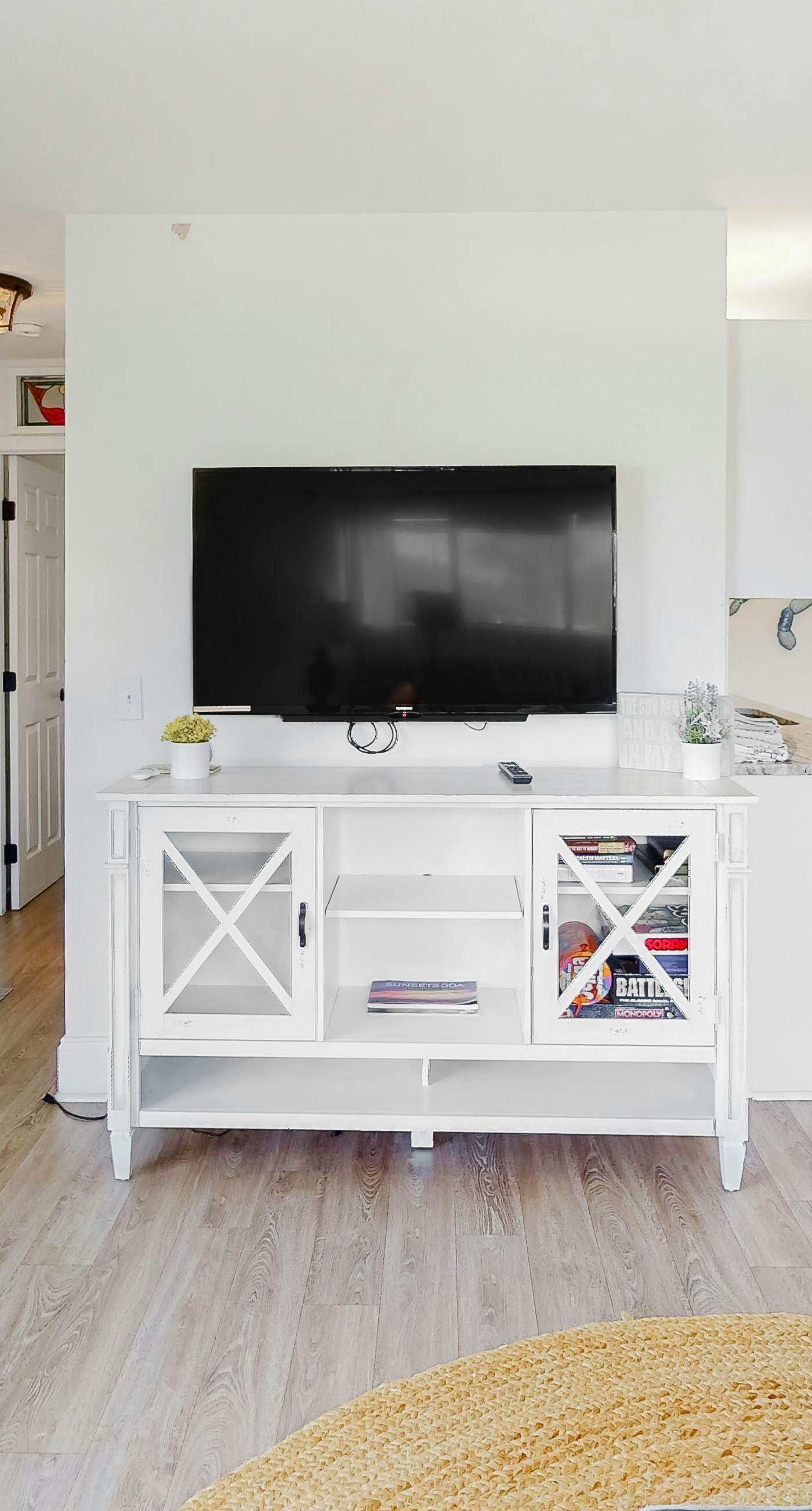 Cozy Condo Near Beach with Pool, Balcony, Dining & Shopping