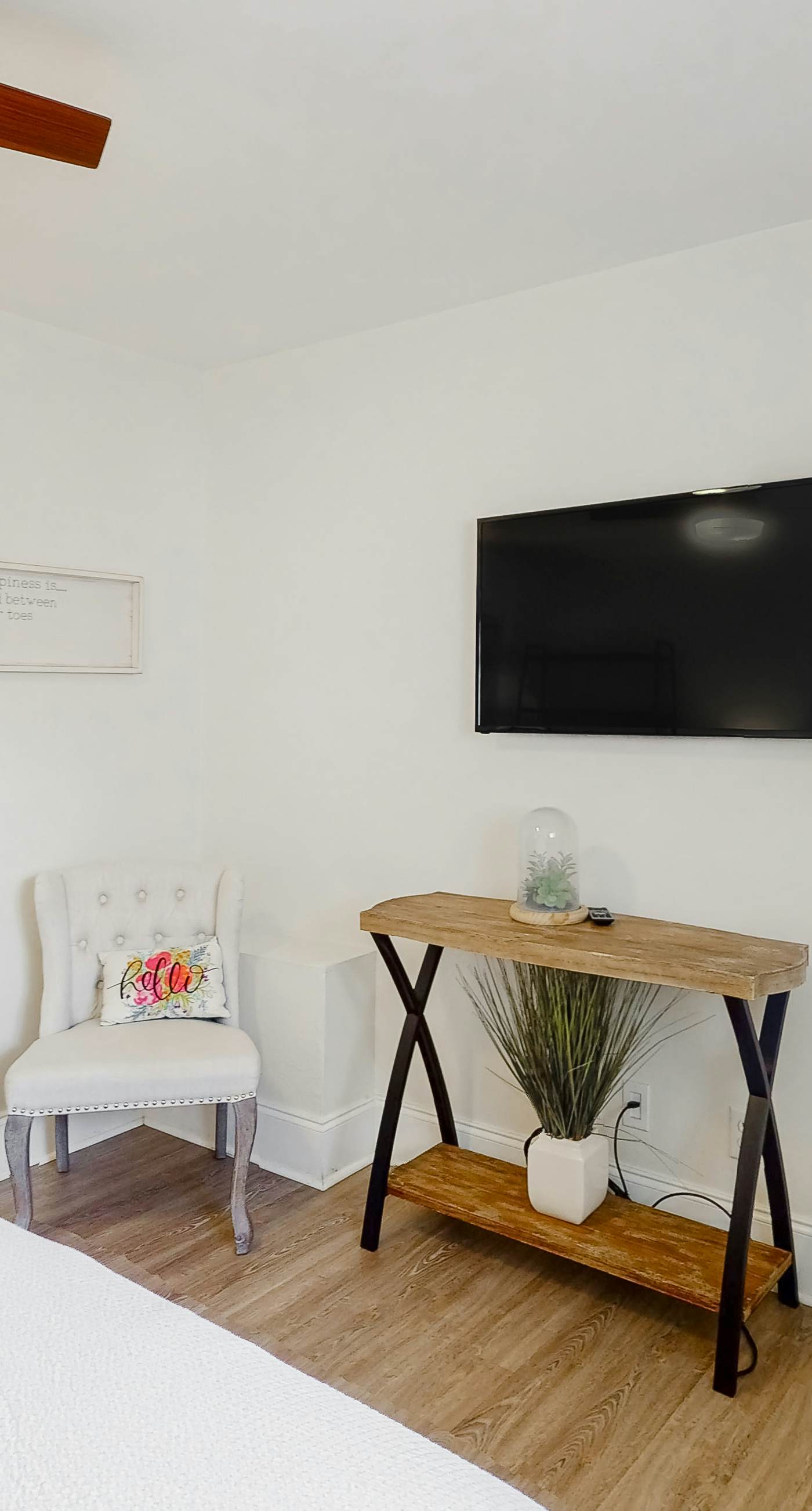 Cozy Condo Near Beach with Pool, Balcony, Dining & Shopping