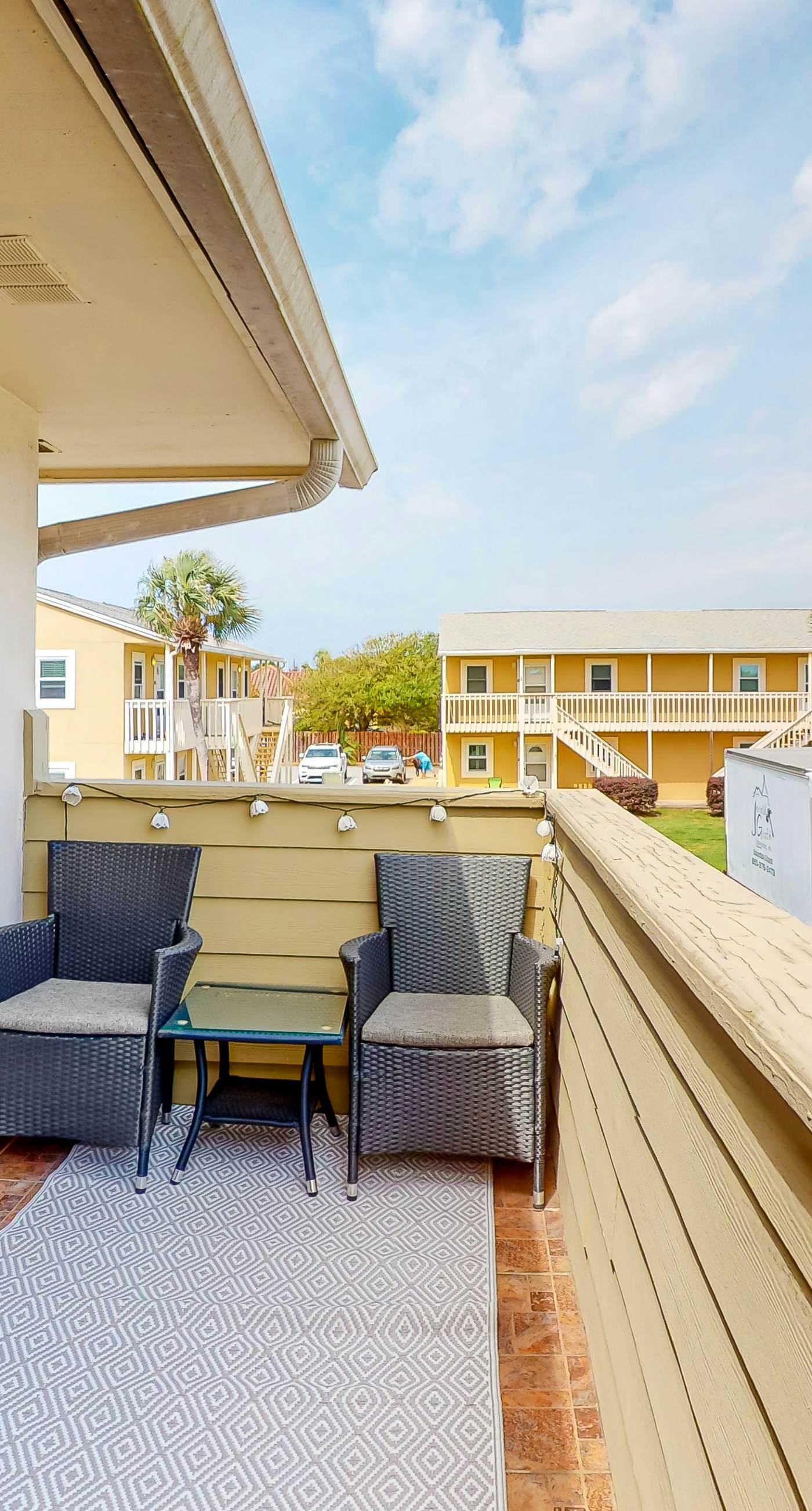 Cozy Condo Near Beach with Pool, Balcony, Dining & Shopping