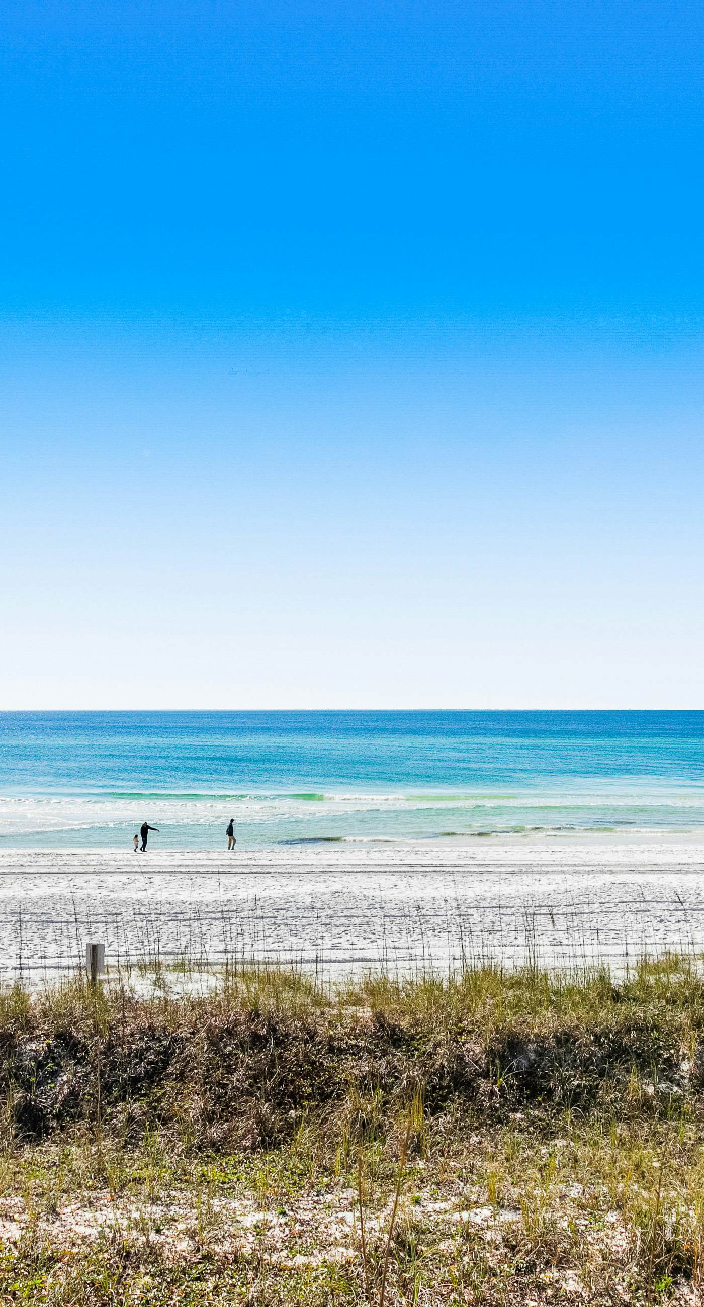 Cozy Condo Near Beach with Pool, Balcony, Dining & Shopping