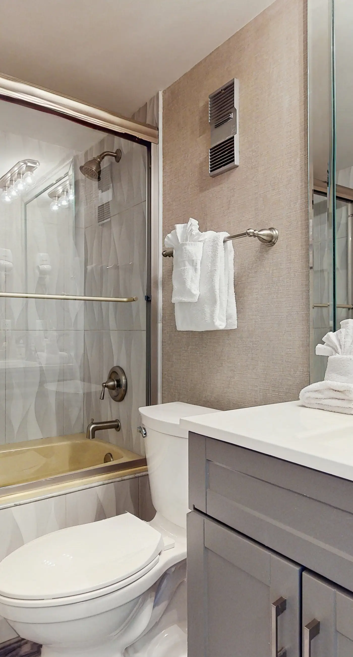 Gorgeous beachview condo with shared pool & beach access