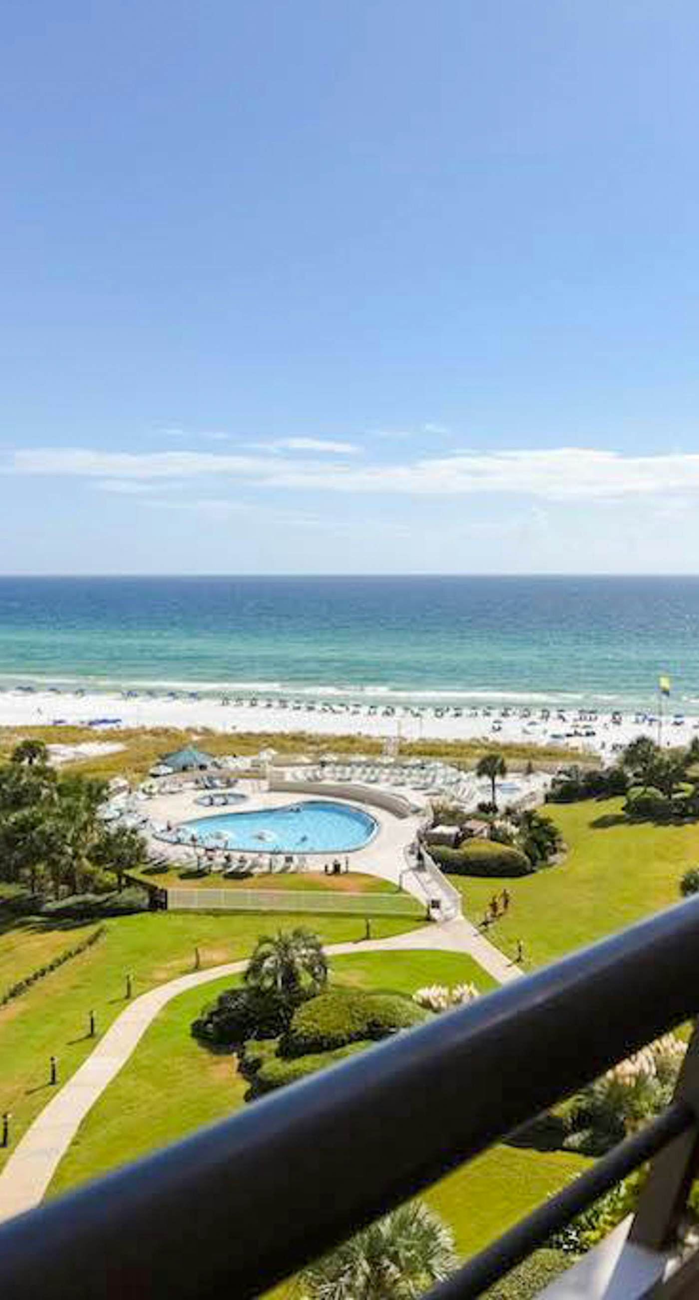 Gulf-front condo with HD flat-screen televisions Tiki bar & Sky bar on-site