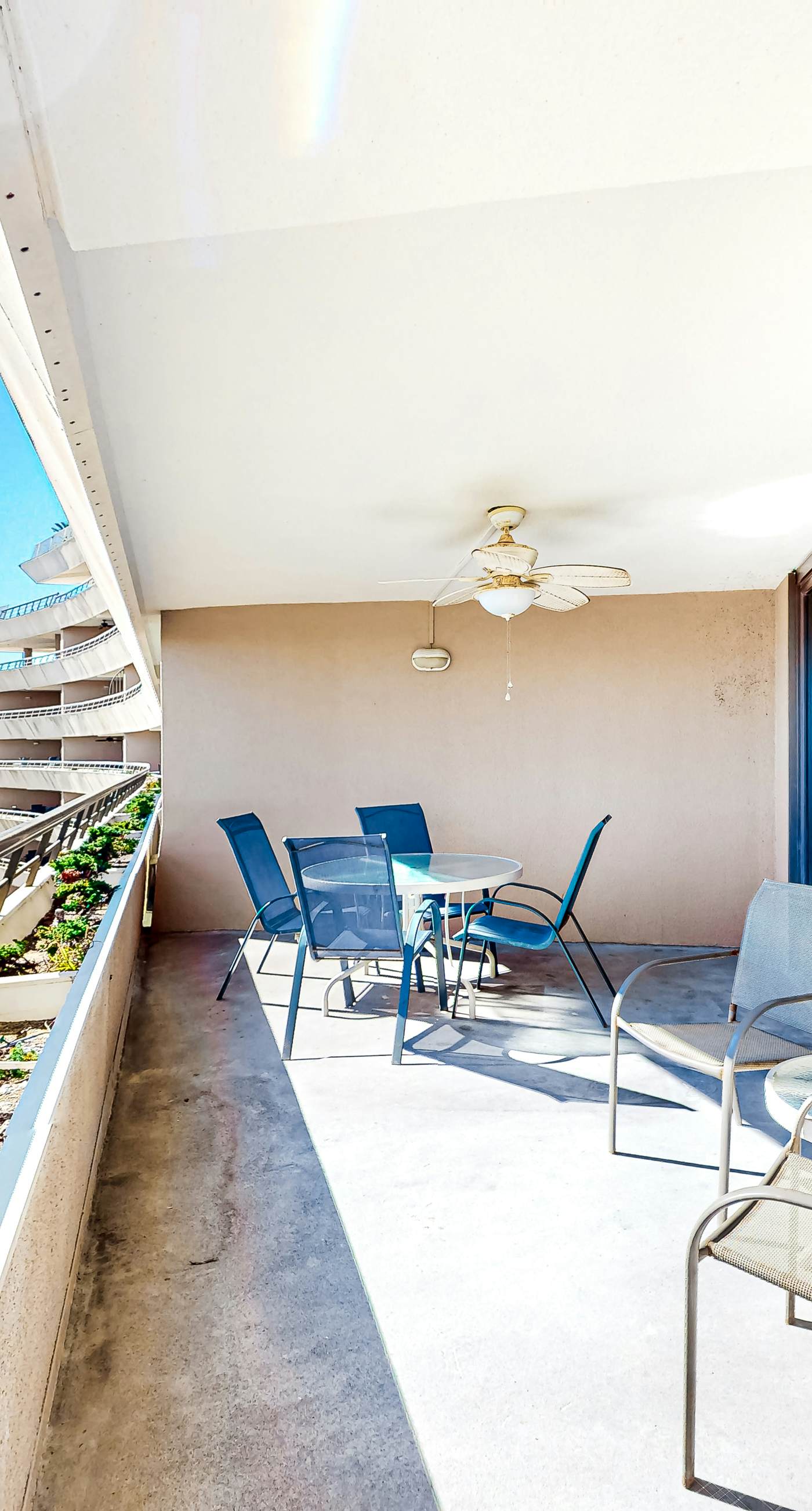 Gulf-front condo with HD flat-screen televisions Tiki bar & Sky bar on-site