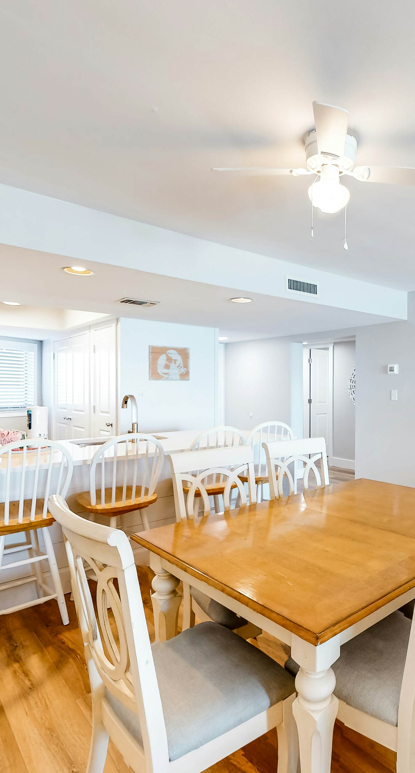 Gulf-front condo with HD flat-screen televisions Tiki bar & Sky bar on-site