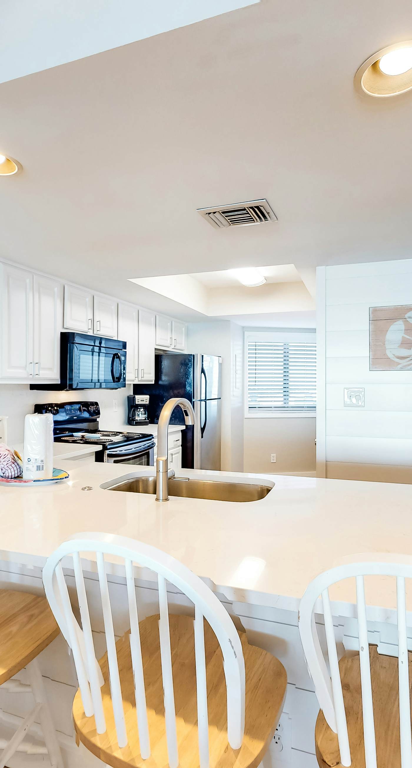 Gulf-front condo with HD flat-screen televisions Tiki bar & Sky bar on-site