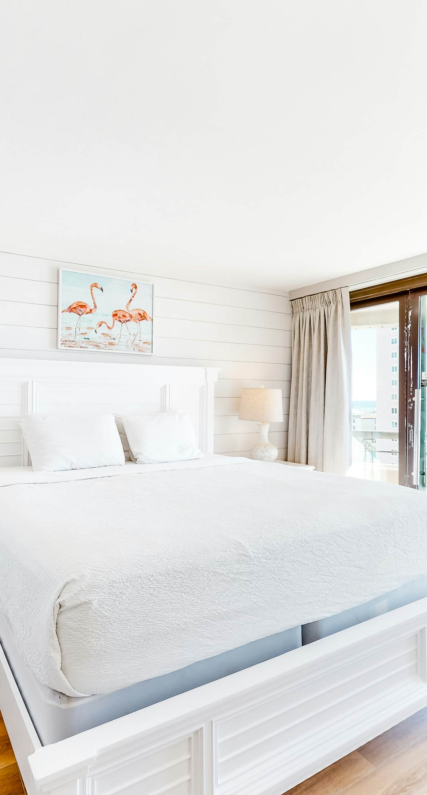 Gulf-front condo with HD flat-screen televisions Tiki bar & Sky bar on-site