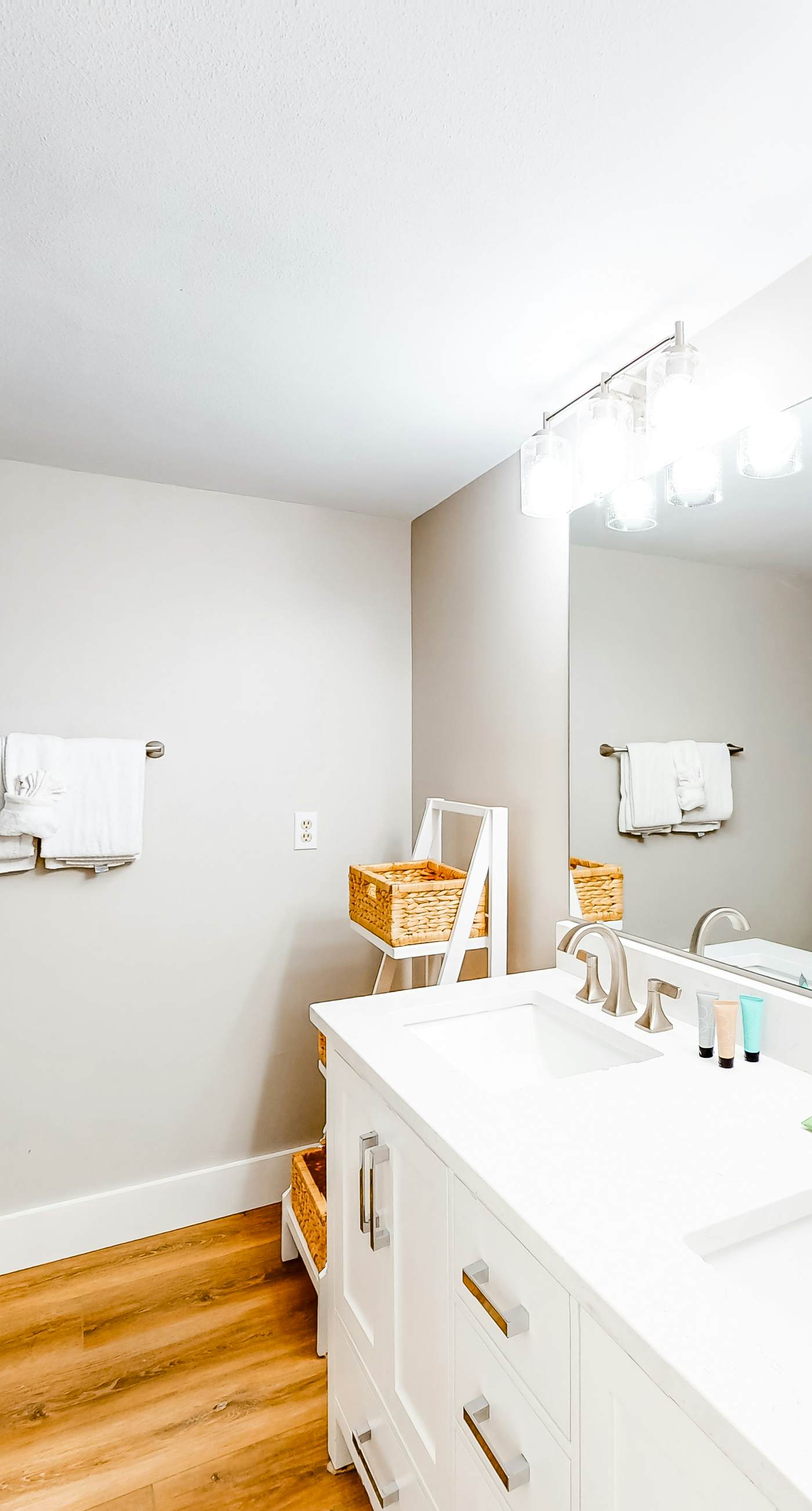 Gulf-front condo with HD flat-screen televisions Tiki bar & Sky bar on-site