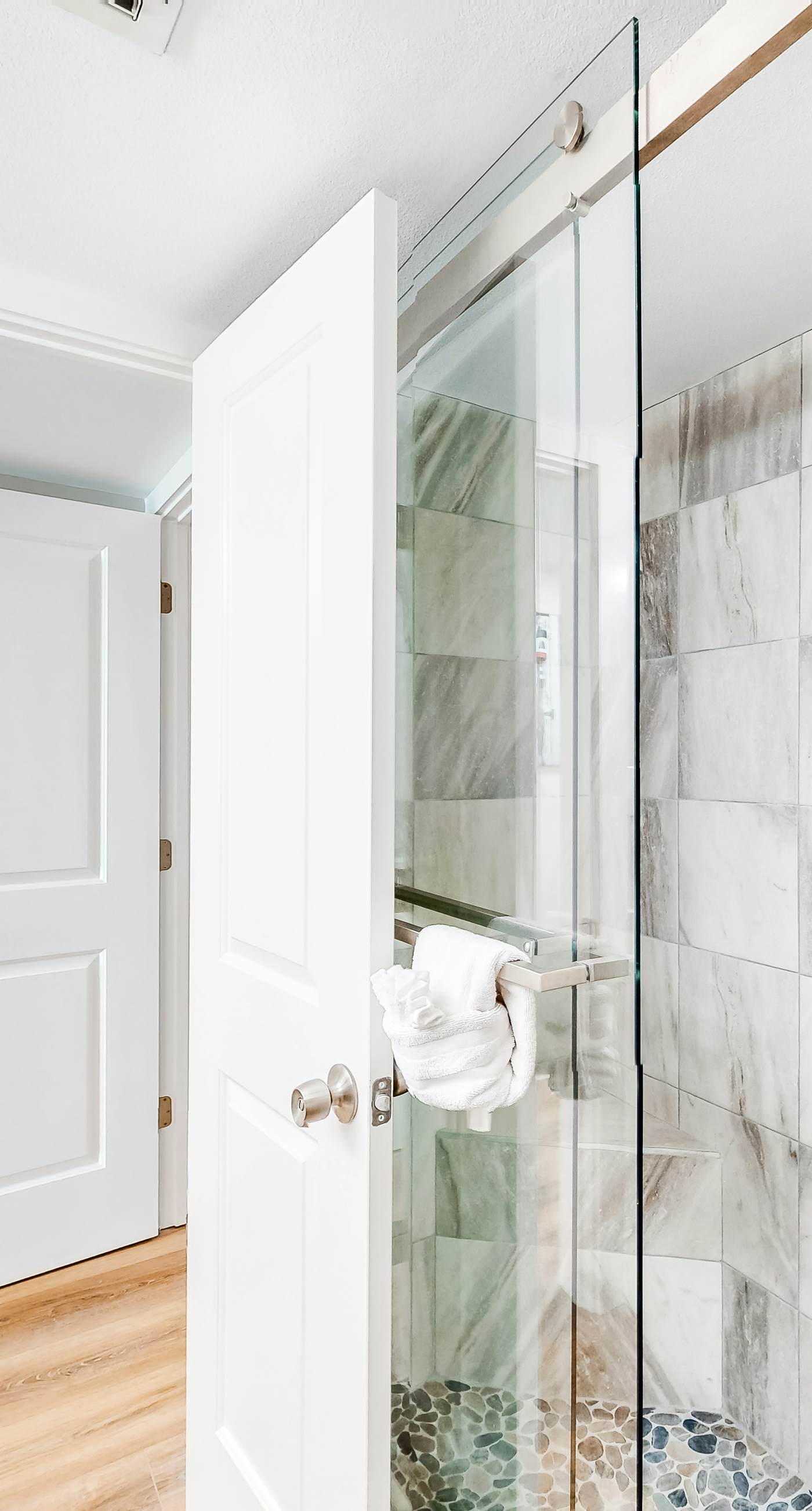 Gulf-front condo with HD flat-screen televisions Tiki bar & Sky bar on-site