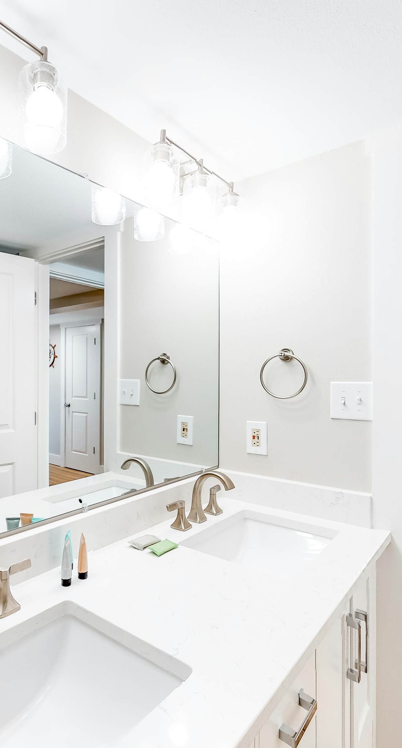 Gulf-front condo with HD flat-screen televisions Tiki bar & Sky bar on-site