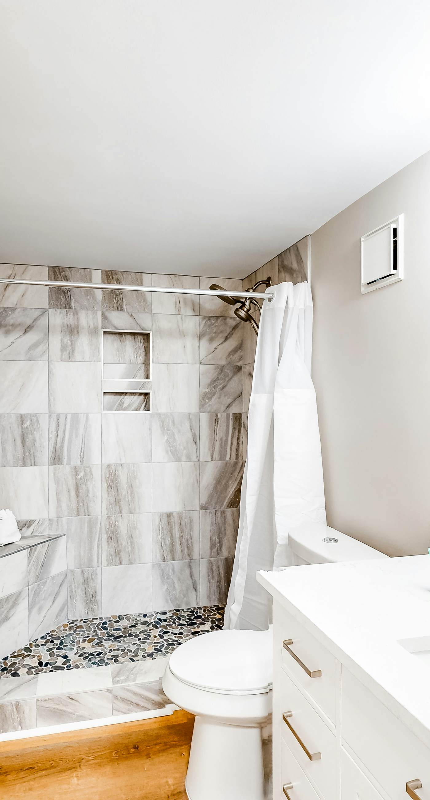 Gulf-front condo with HD flat-screen televisions Tiki bar & Sky bar on-site