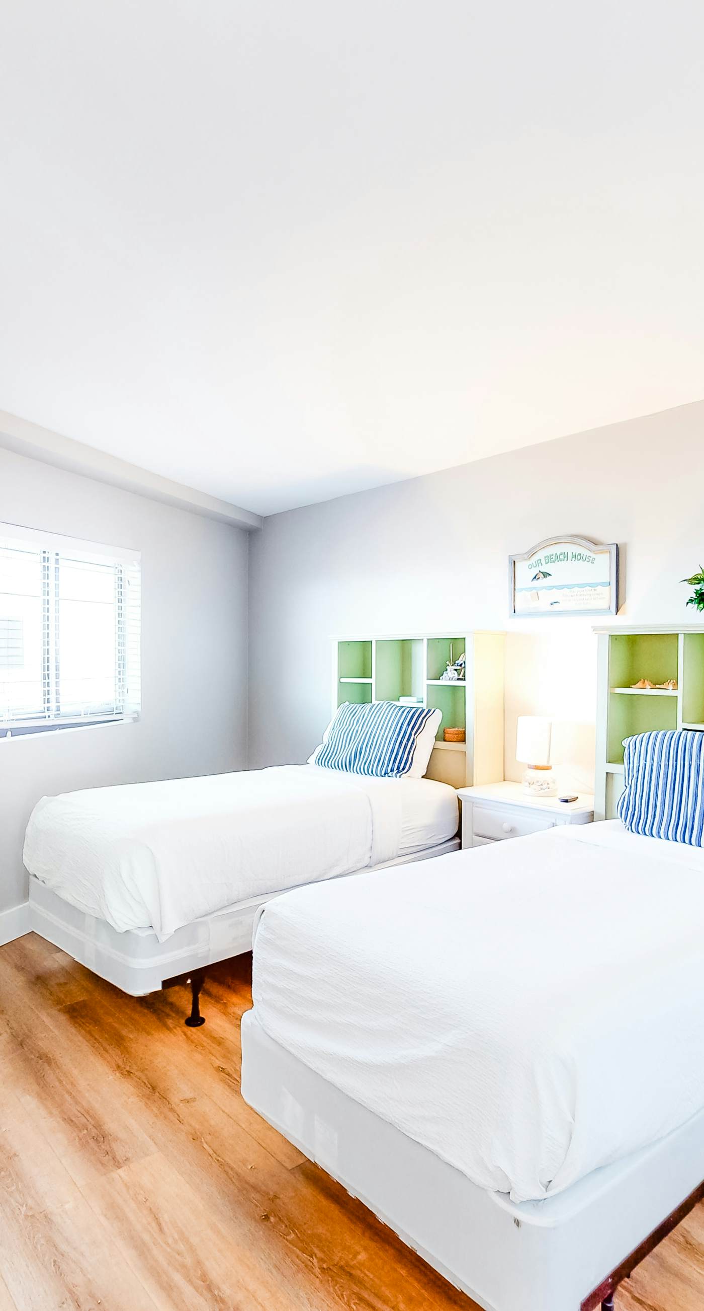 Gulf-front condo with HD flat-screen televisions Tiki bar & Sky bar on-site