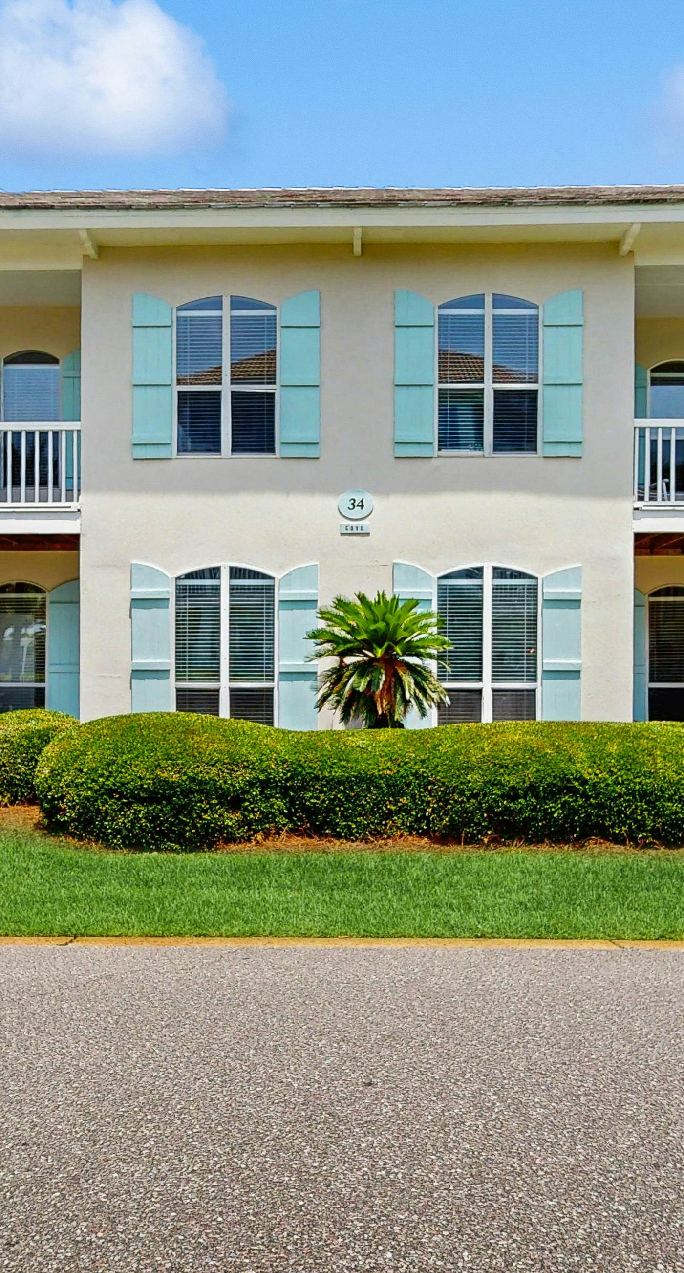 Exceptional private home pet friendly with private patio and shared pool