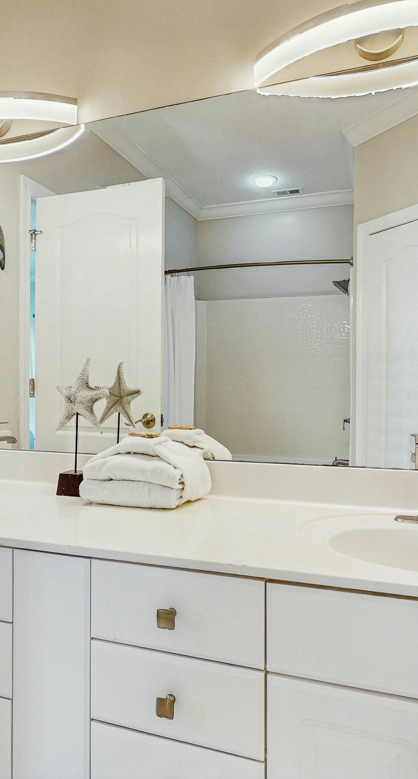 Exceptional private home pet friendly with private patio and shared pool