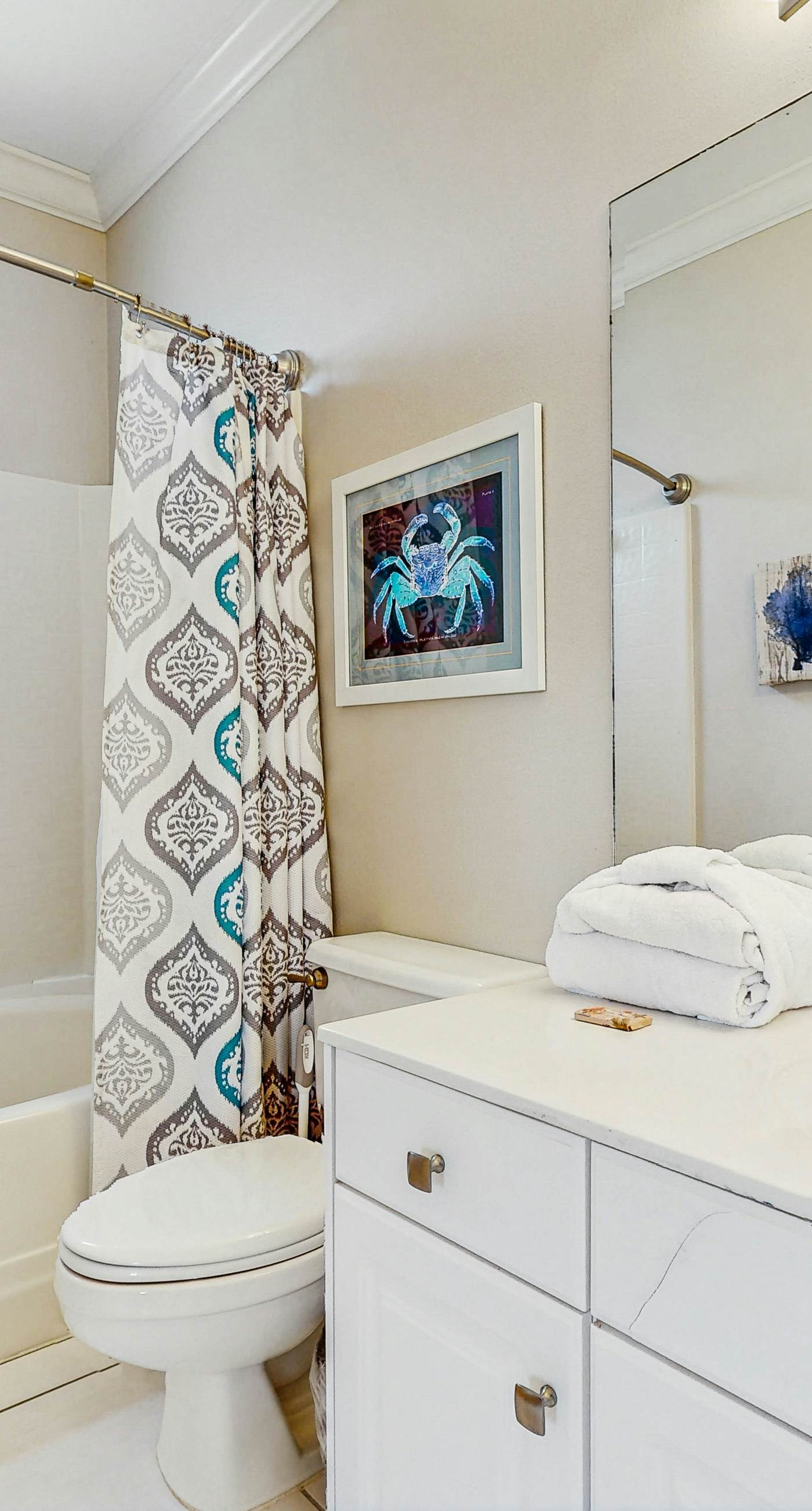 Exceptional private home pet friendly with private patio and shared pool