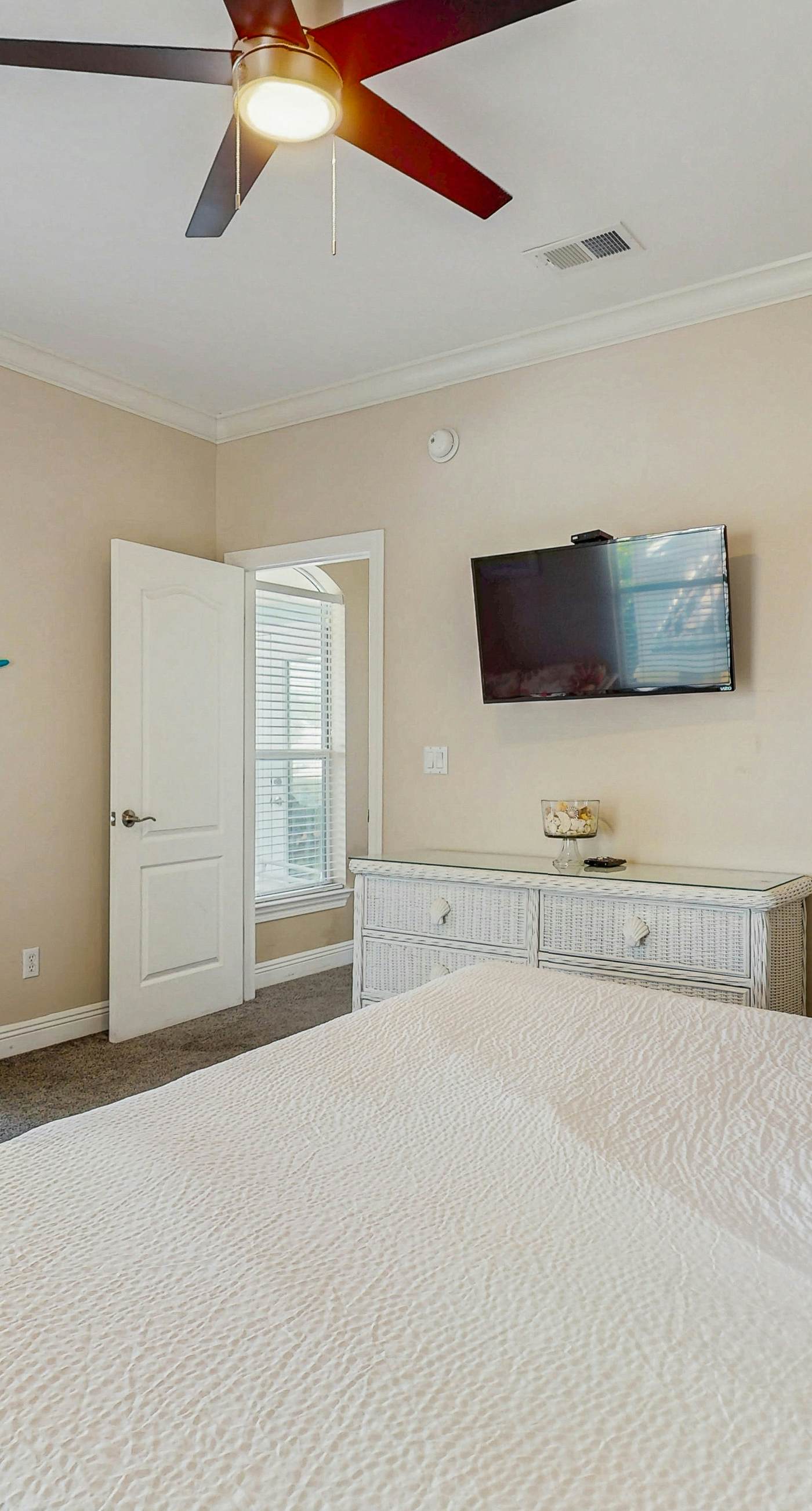 Exceptional private home pet friendly with private patio and shared pool