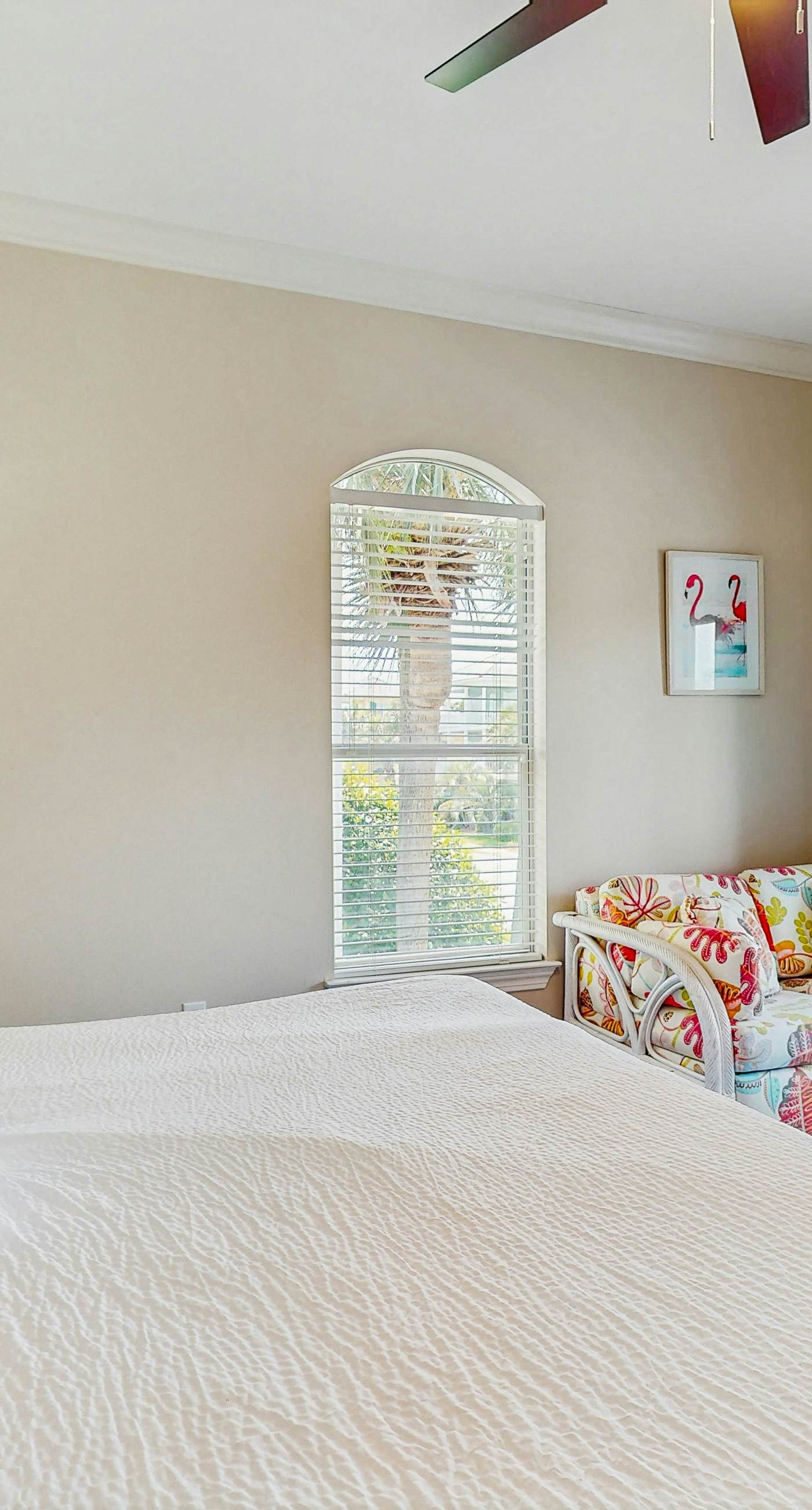 Exceptional private home pet friendly with private patio and shared pool