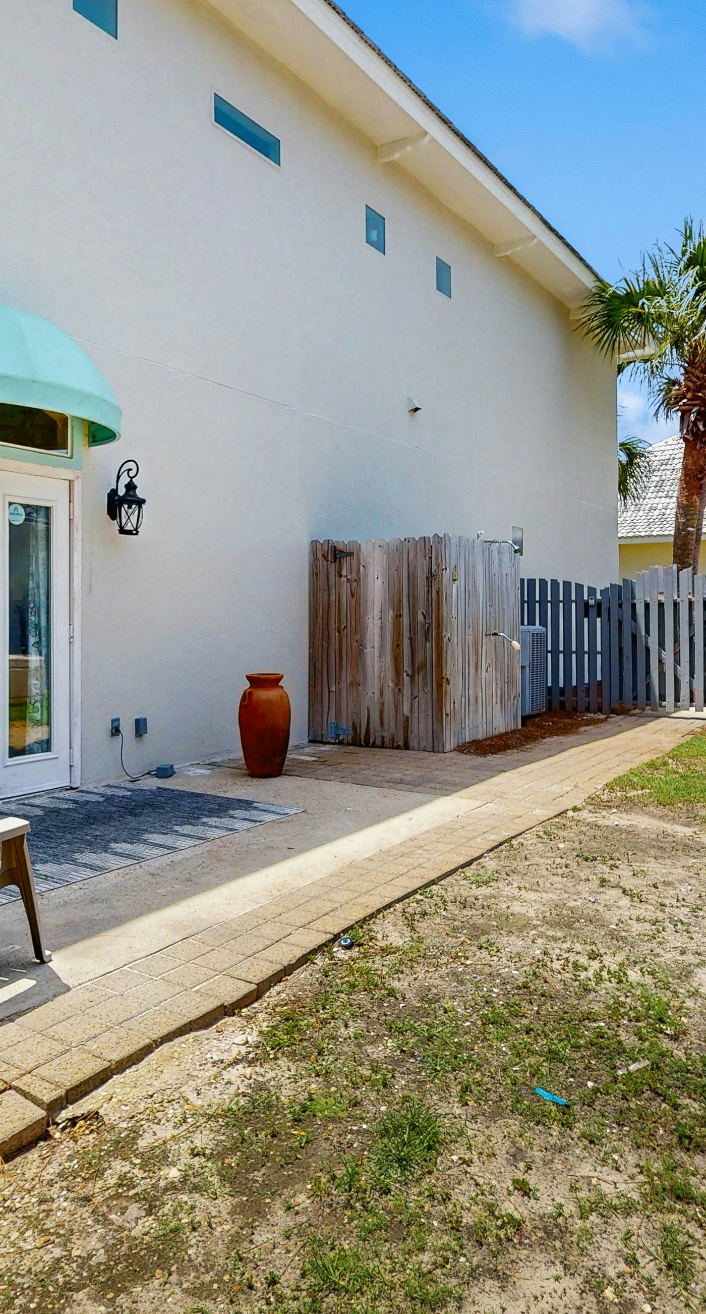 Exceptional private home pet friendly with private patio and shared pool