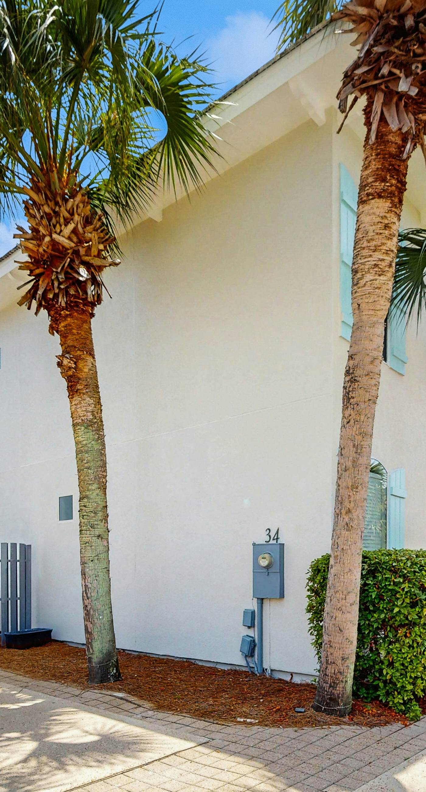 Exceptional private home pet friendly with private patio and shared pool