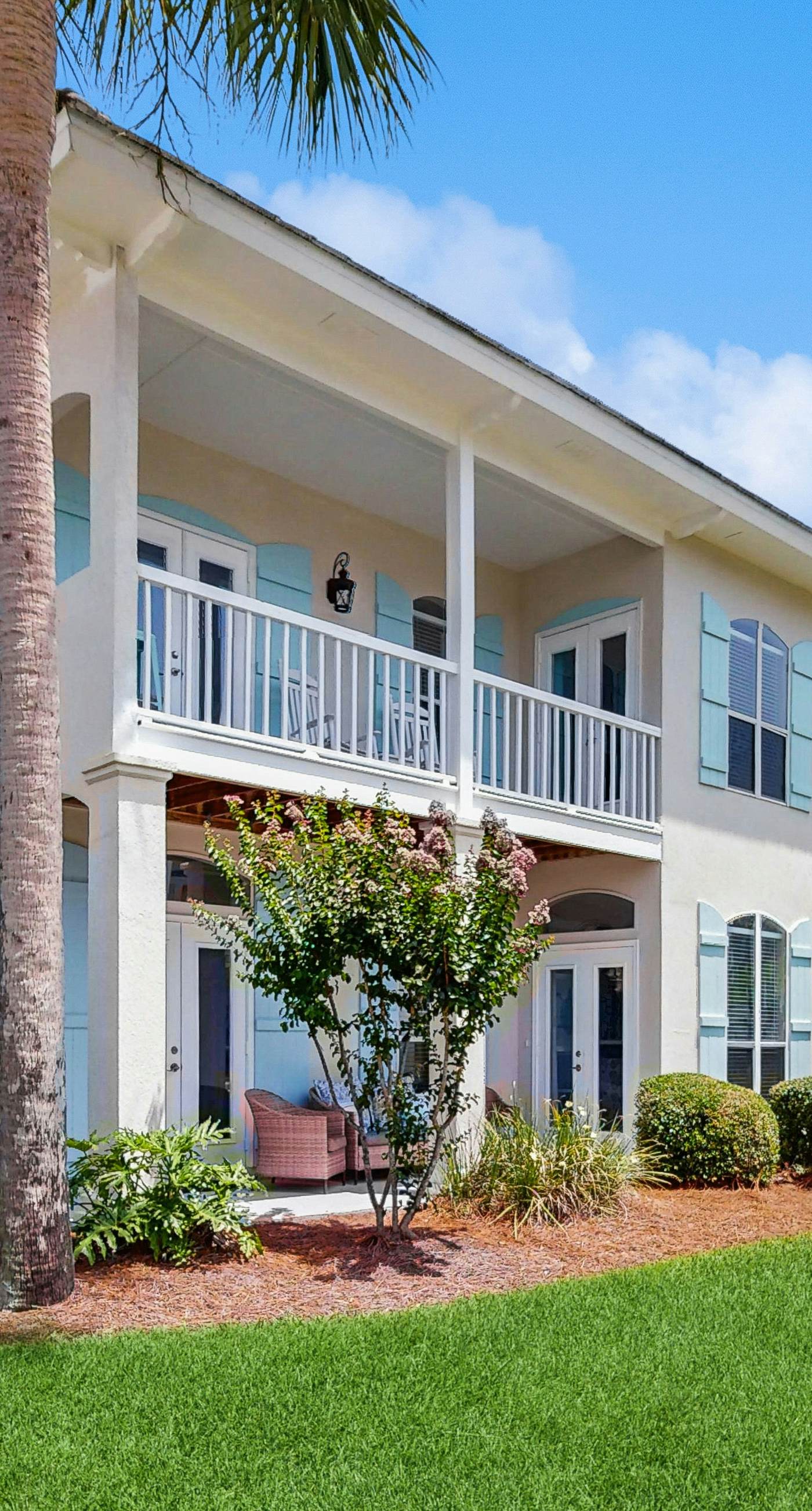 Exceptional private home pet friendly with private patio and shared pool