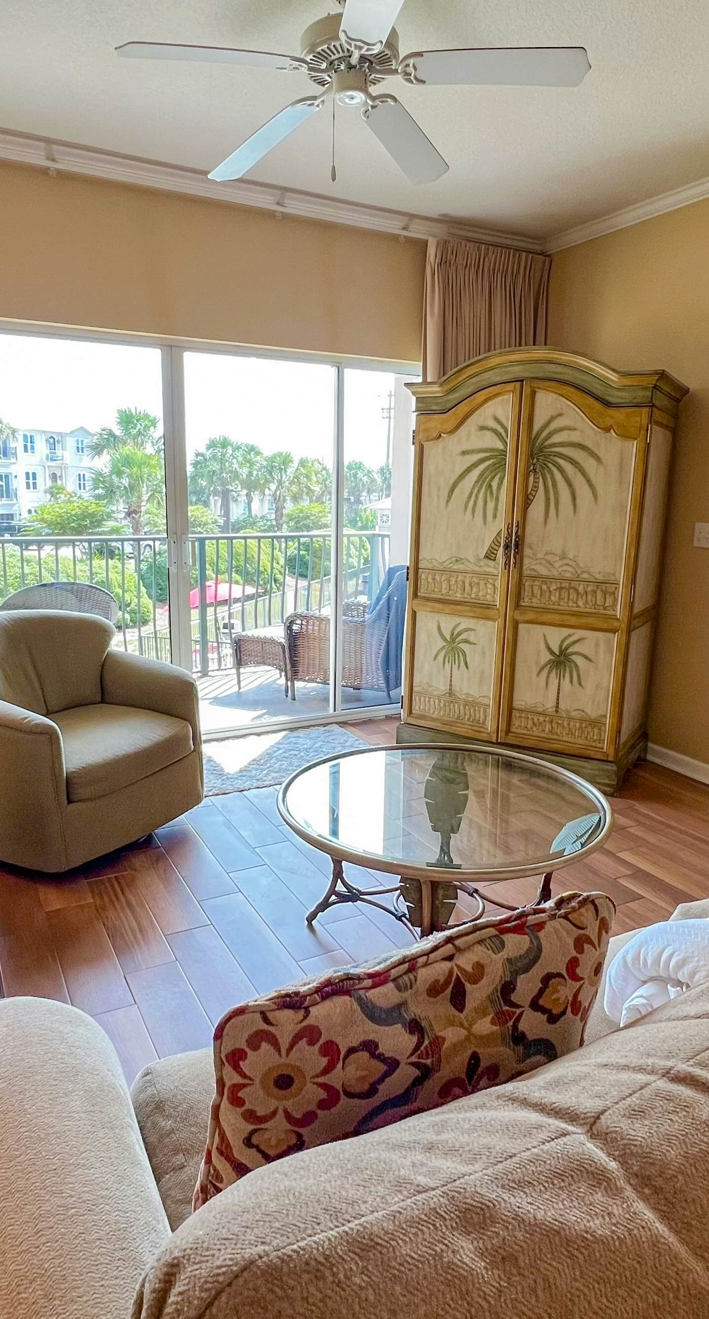 Dog-friendly condo with pool, hot tub, private balcony, AC, & washer&dryer