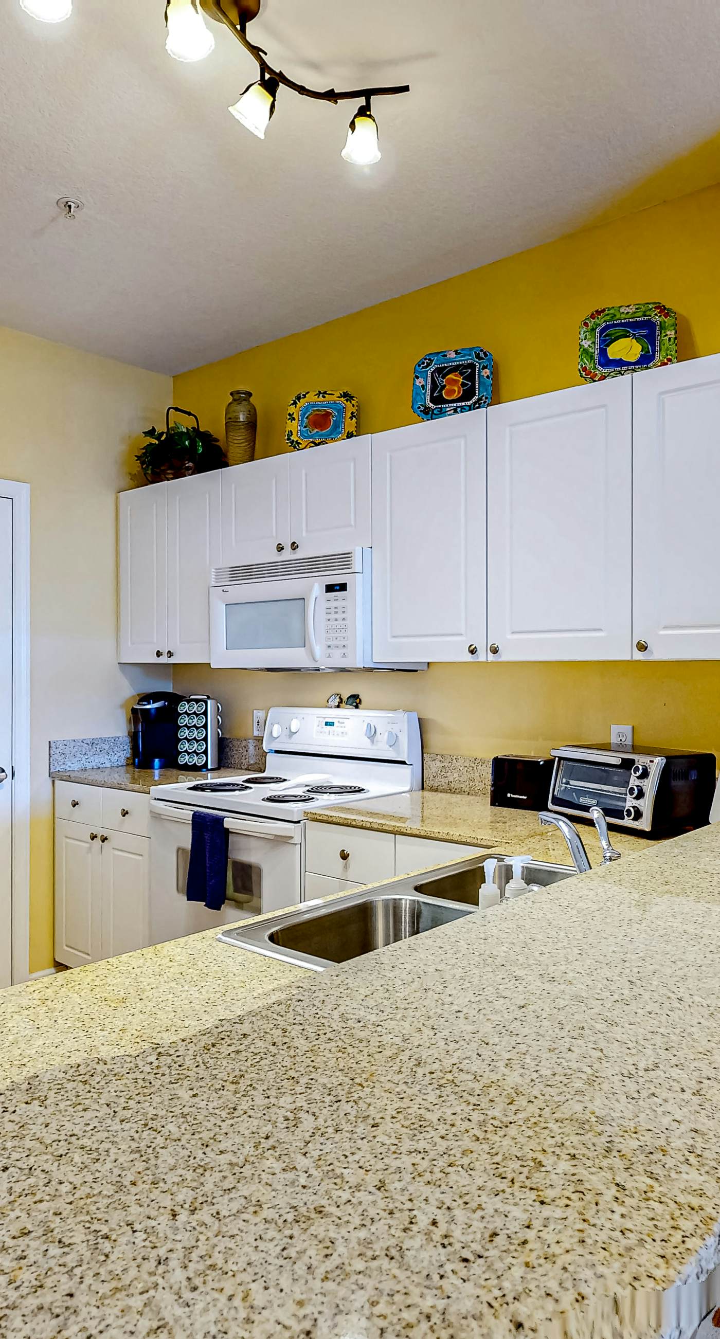 Dog-friendly condo with pool, hot tub, private balcony, AC, & washer&dryer