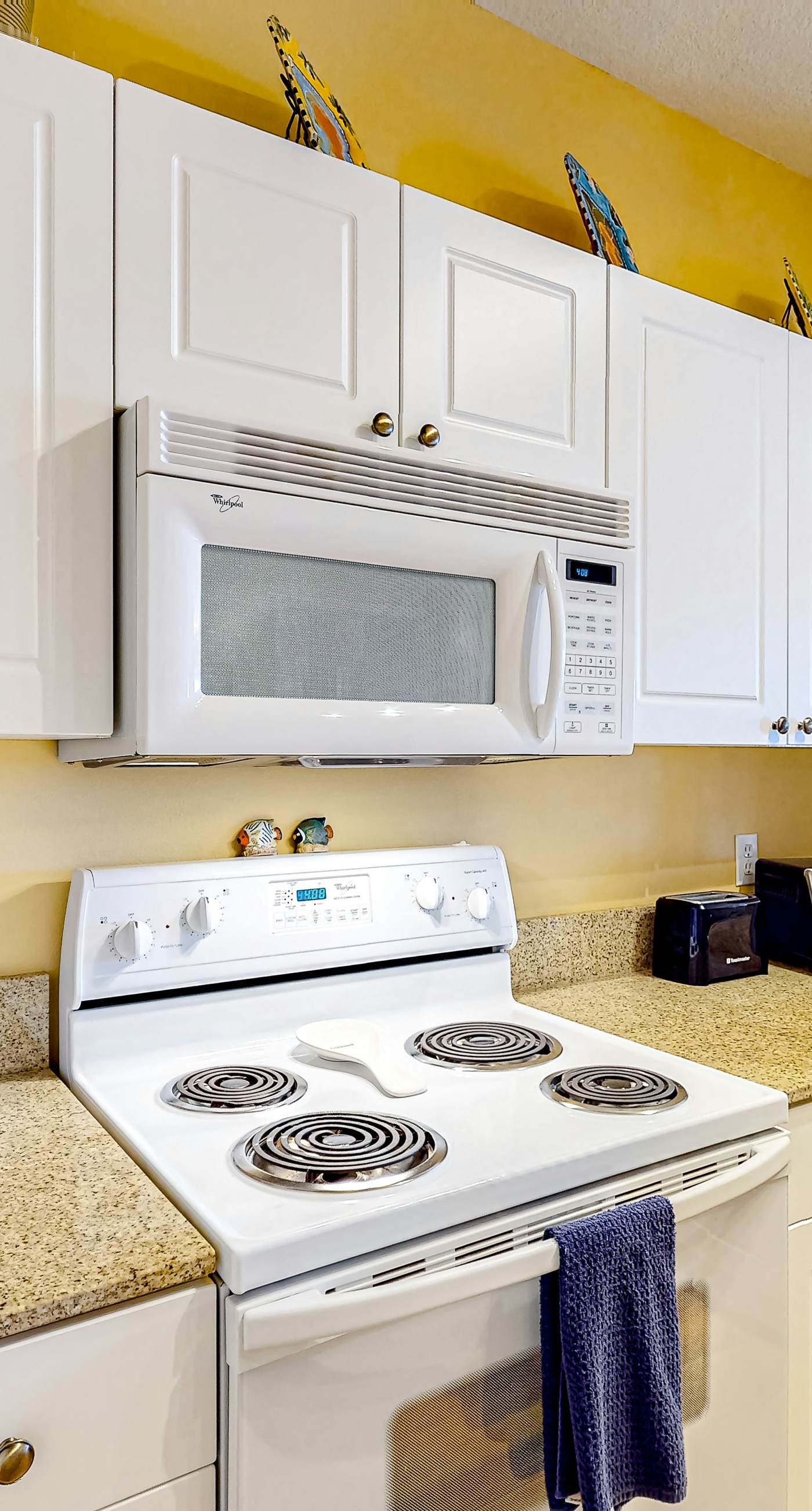 Dog-friendly condo with pool, hot tub, private balcony, AC, & washer&dryer