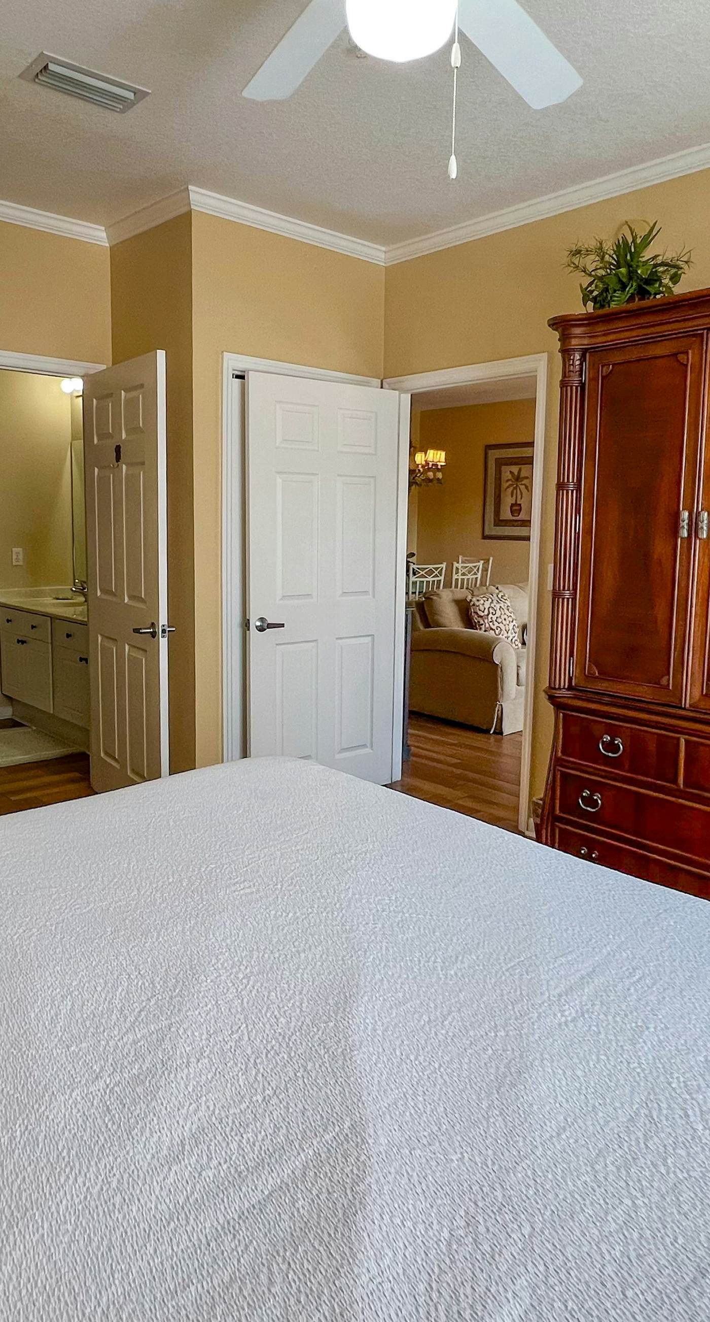 Dog-friendly condo with pool, hot tub, private balcony, AC, & washer&dryer