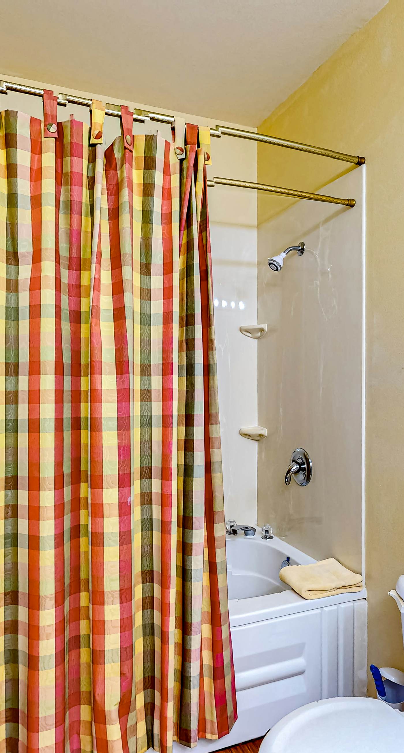 Dog-friendly condo with pool, hot tub, private balcony, AC, & washer&dryer