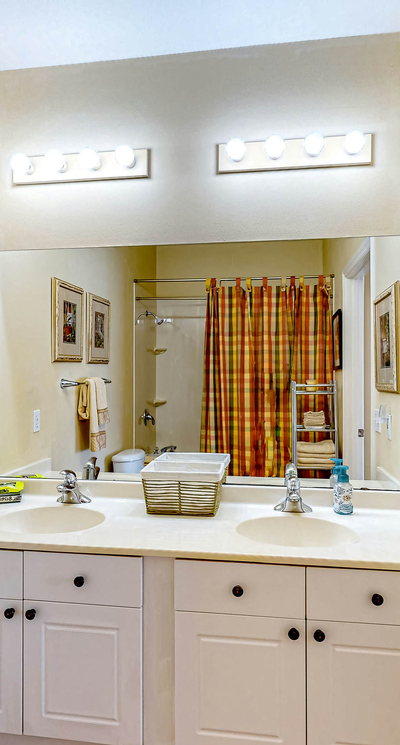 Dog-friendly condo with pool, hot tub, private balcony, AC, & washer&dryer