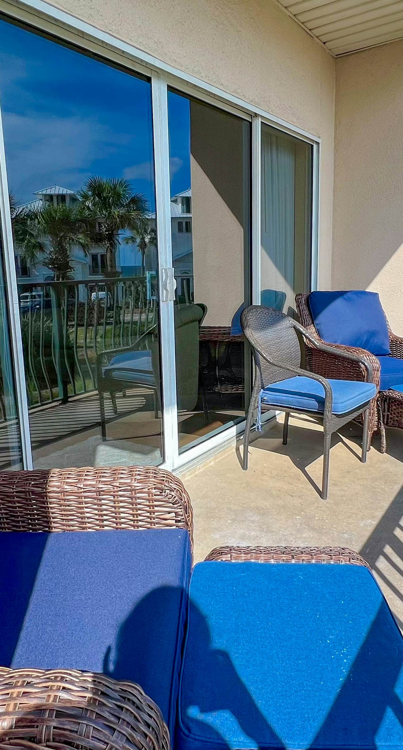 Dog-friendly condo with pool, hot tub, private balcony, AC, & washer&dryer