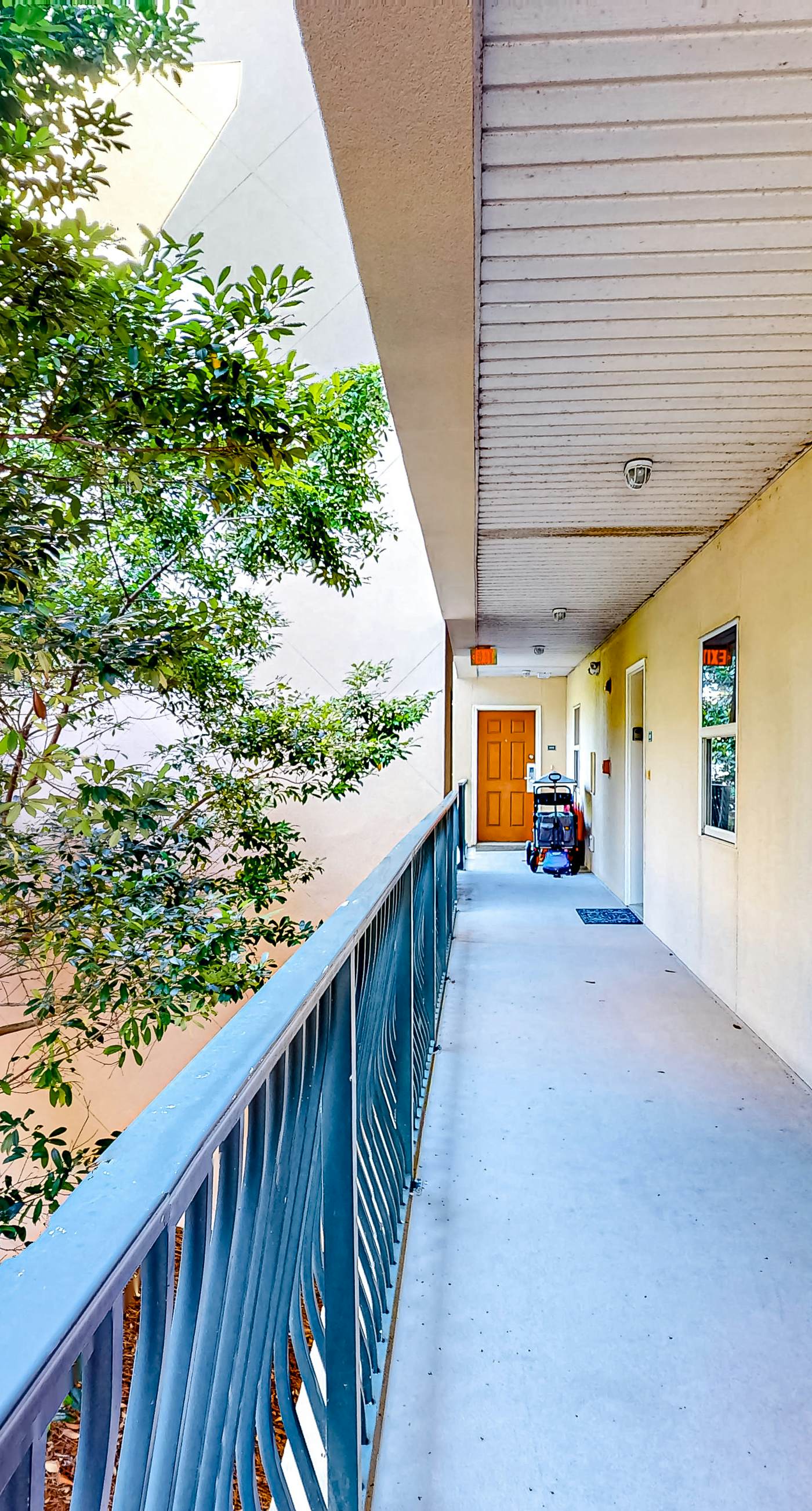Dog-friendly condo with pool, hot tub, private balcony, AC, & washer&dryer