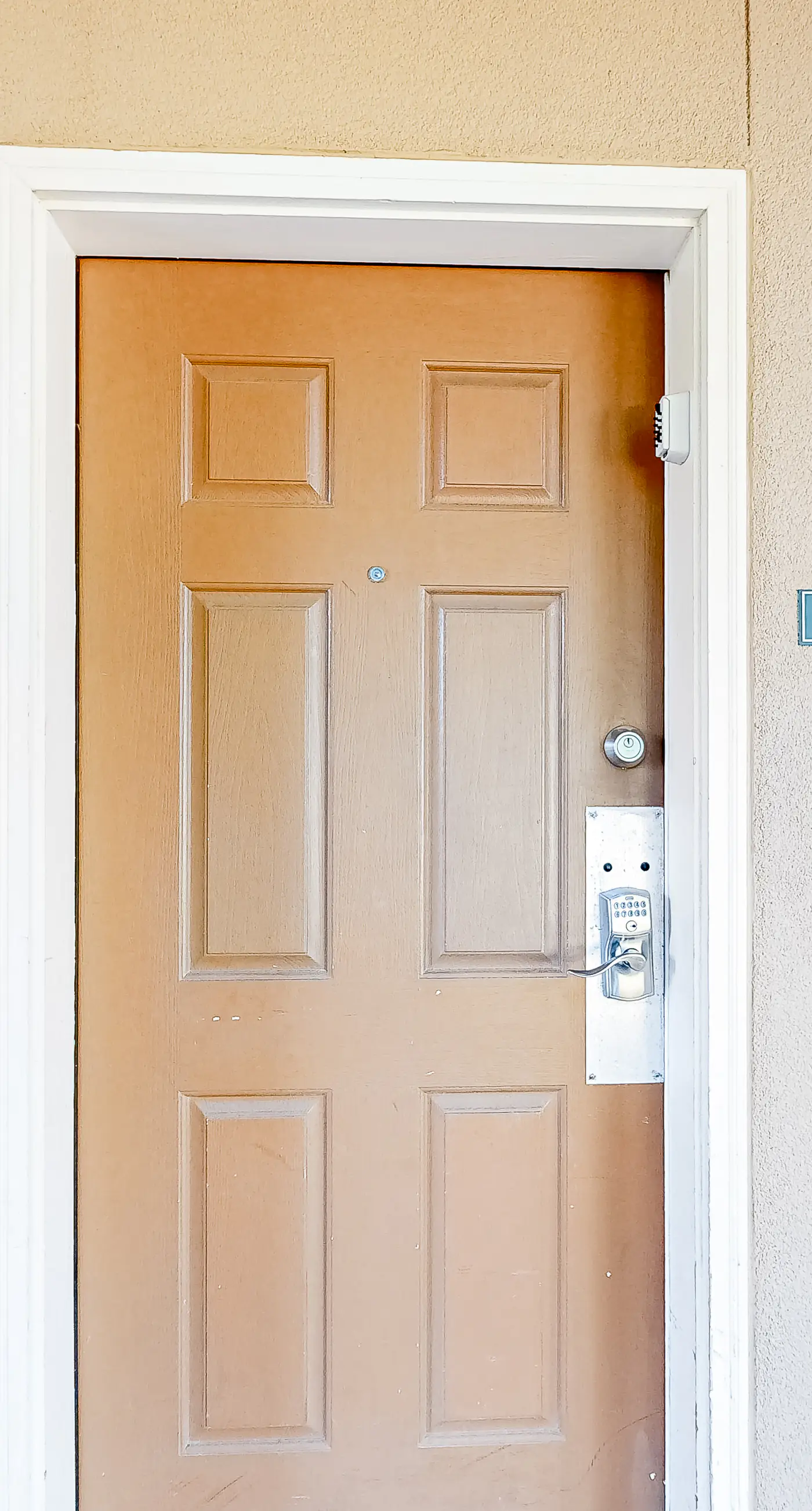 Updated ground floor beachside condo with private beach access & patio