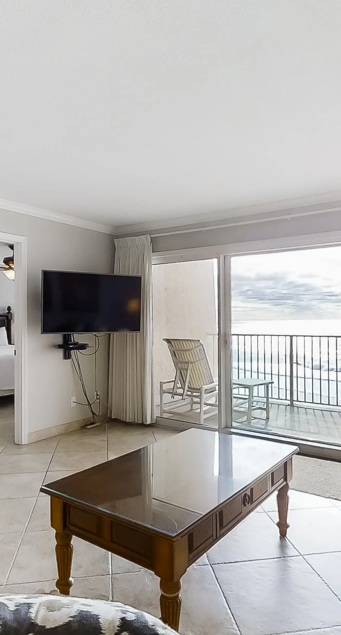 Fifth-floor Oceanfront Condo with outdoor Pool, Gym & Tennis