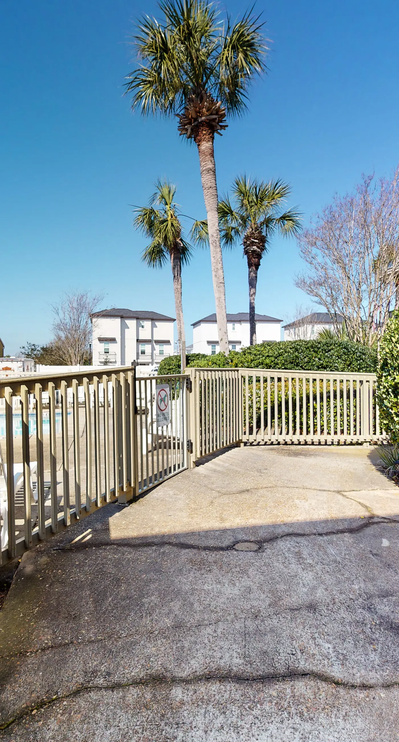 Ground-floor condo near beach with WiFi, central ac, patio, & onsite pool,tennis