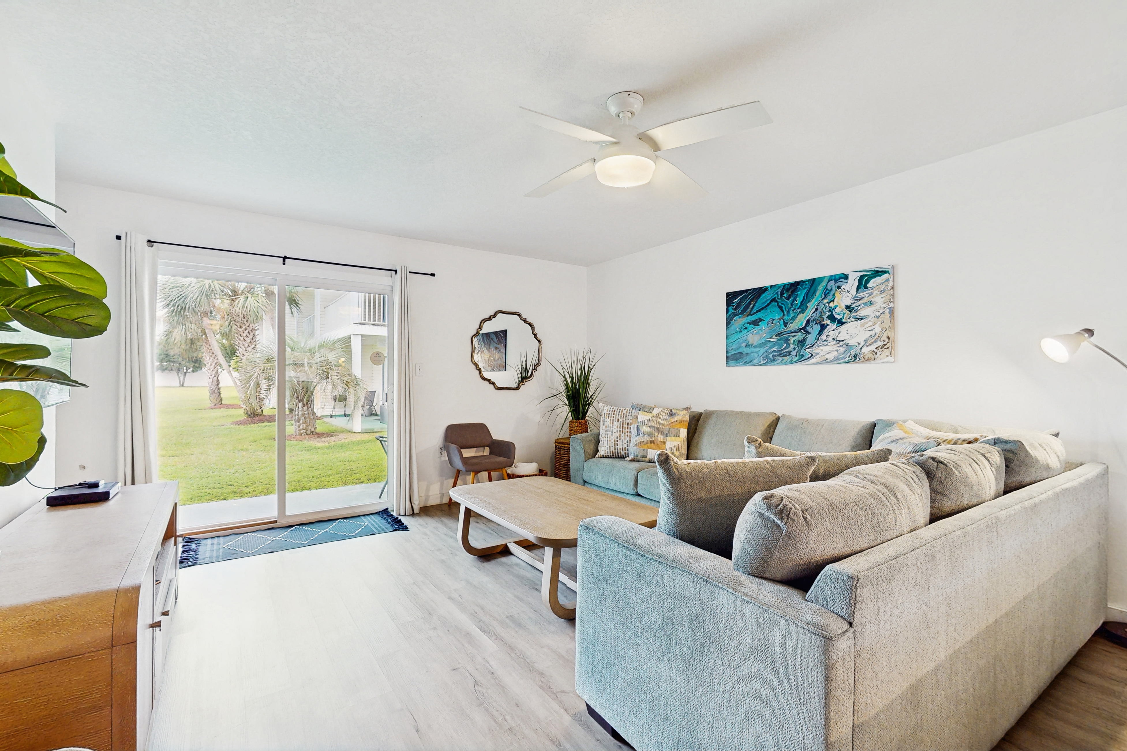 Charming Townhouse Near Beach with Pool, Patio & W/D