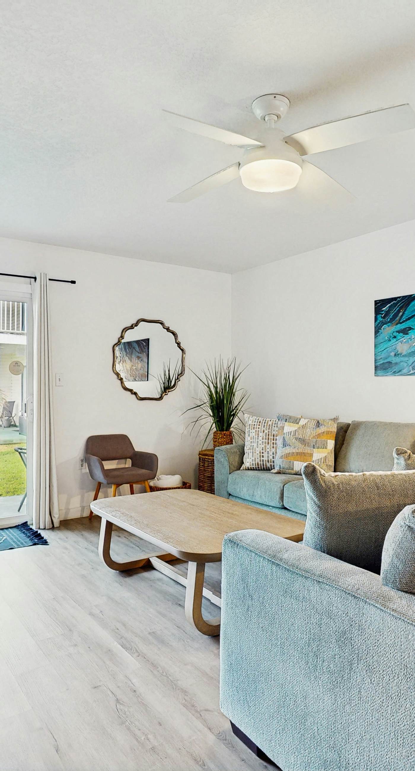 Charming Townhouse Near Beach with Pool, Patio & W/D