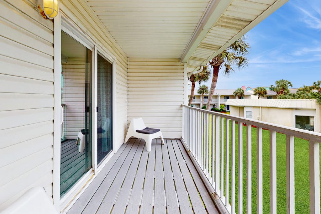 Charming Townhouse Near Beach with Pool, Patio & W/D