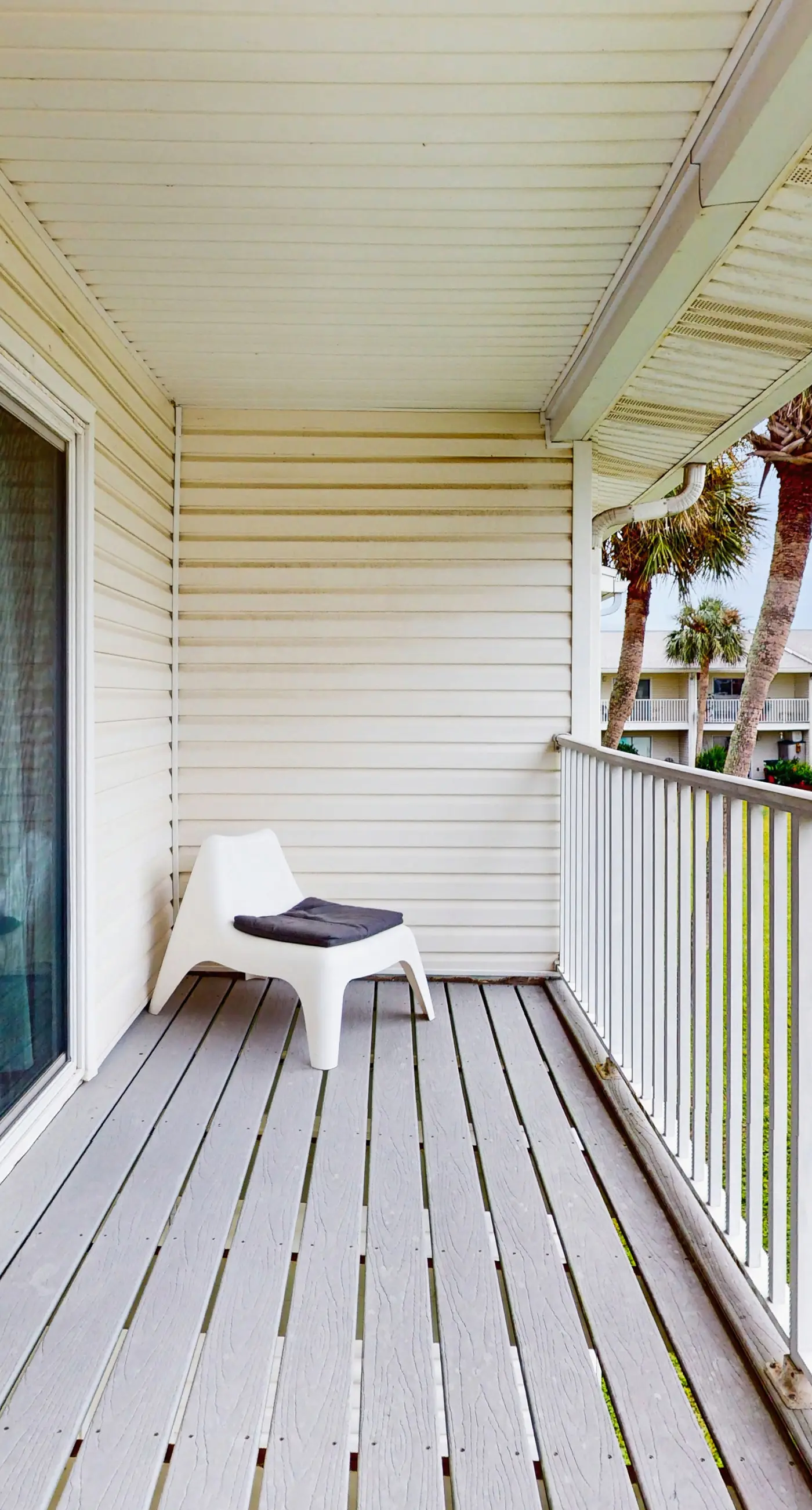 Charming Townhouse Near Beach with Pool, Patio & W/D