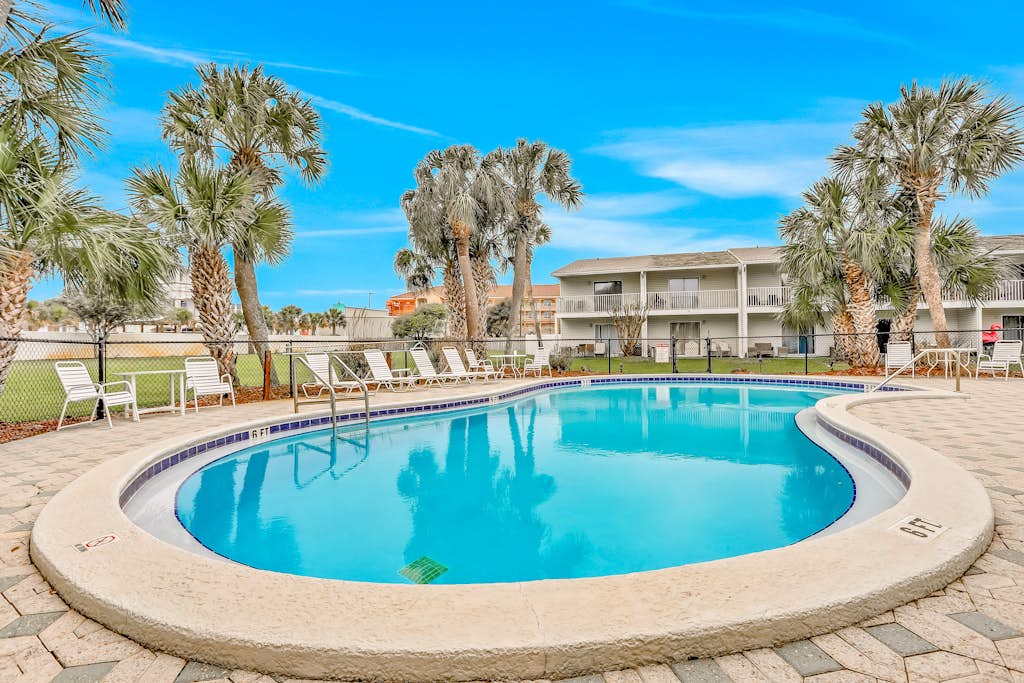 Charming Townhouse Near Beach with Pool, Patio & W/D