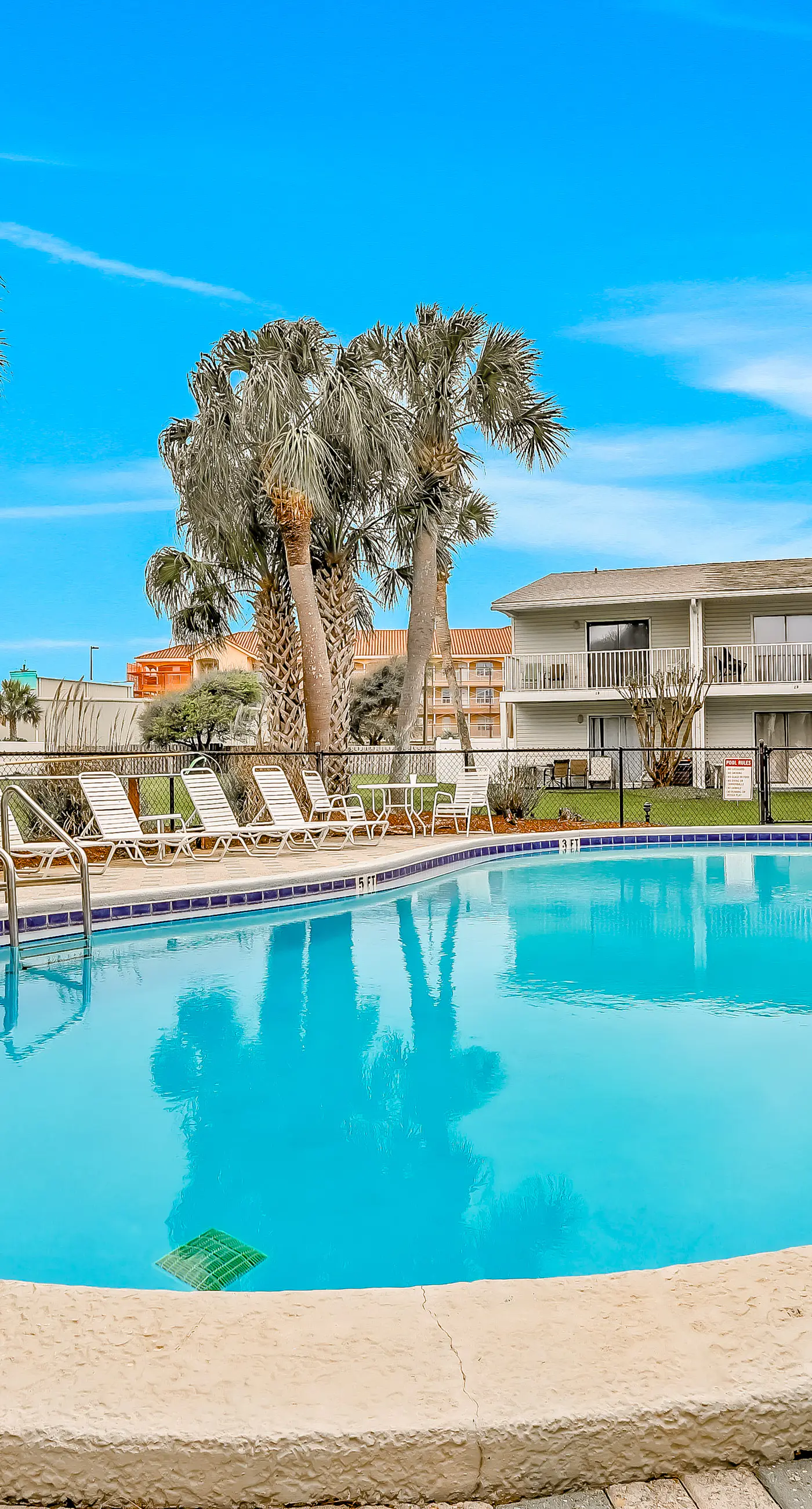 Charming Townhouse Near Beach with Pool, Patio & W/D