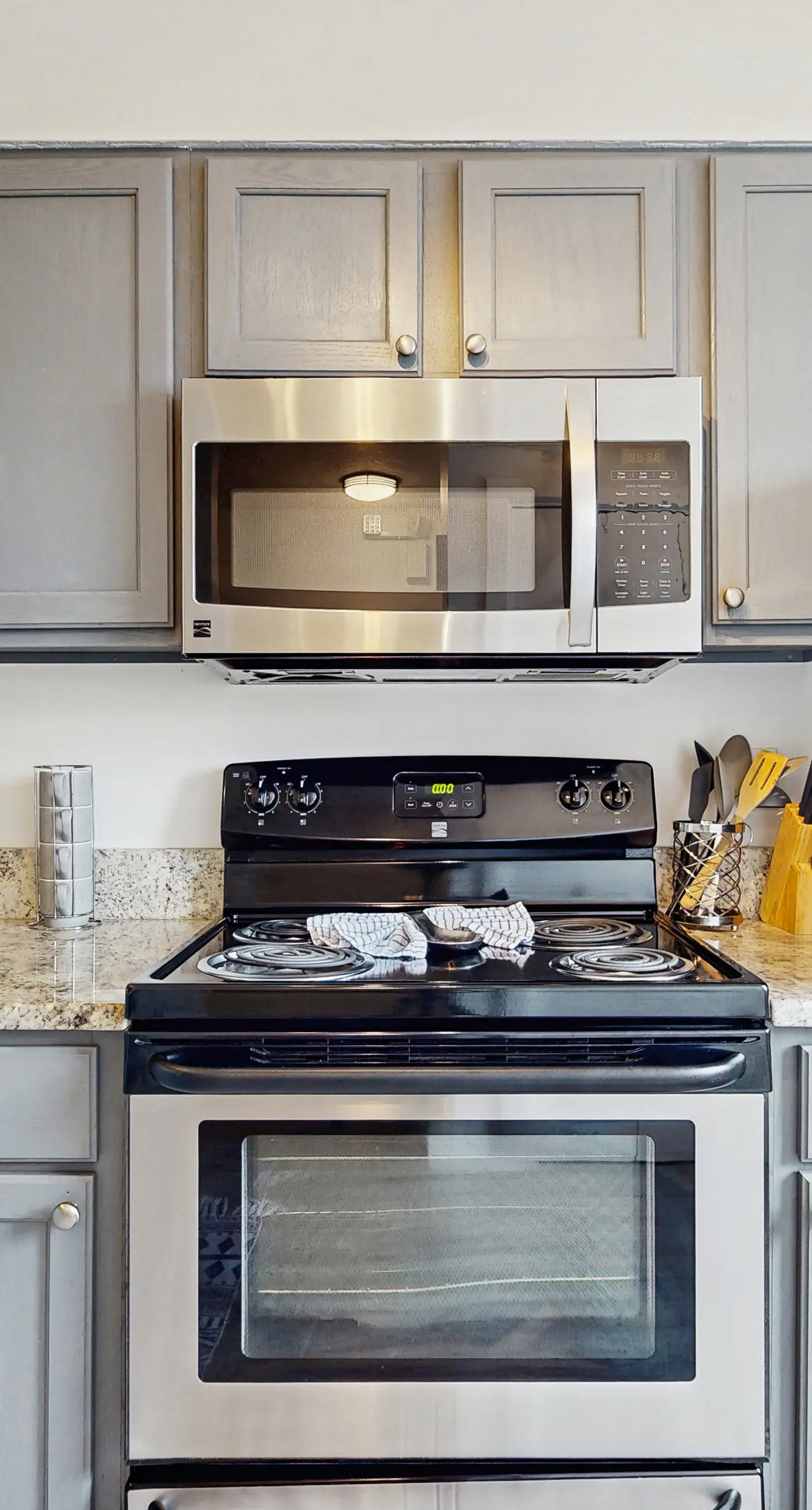 Charming Townhouse Near Beach with Pool, Patio & W/D