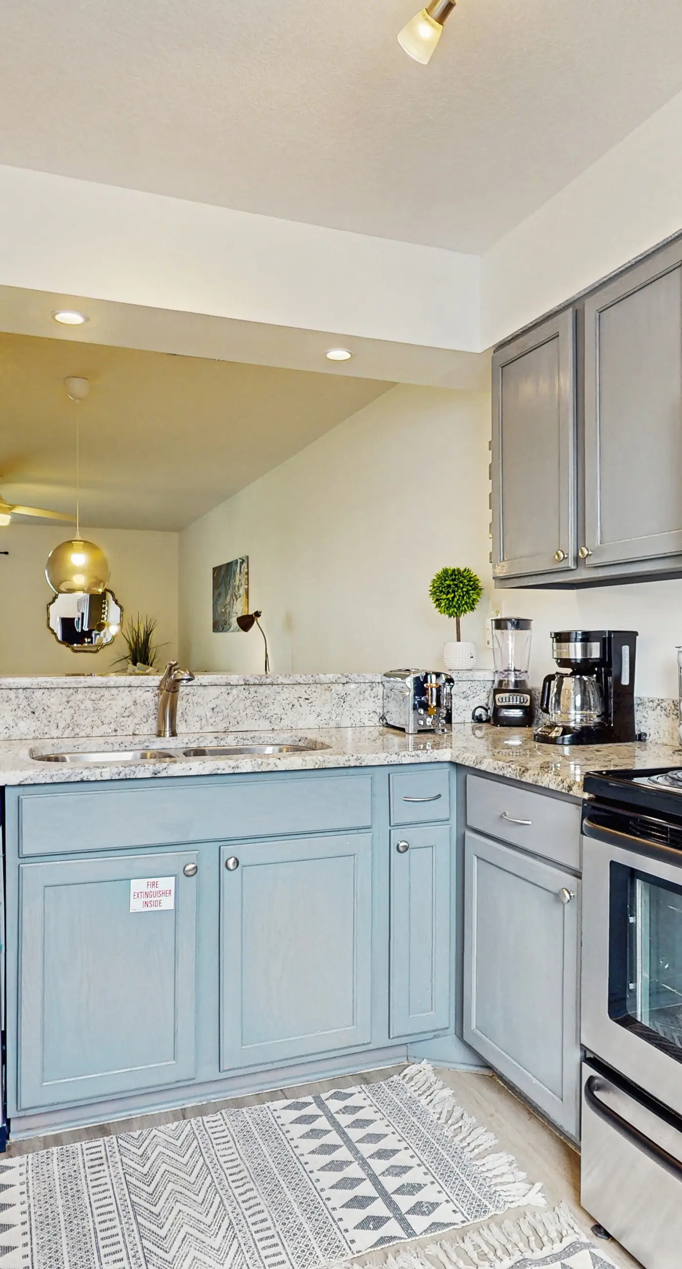 Charming Townhouse Near Beach with Pool, Patio & W/D