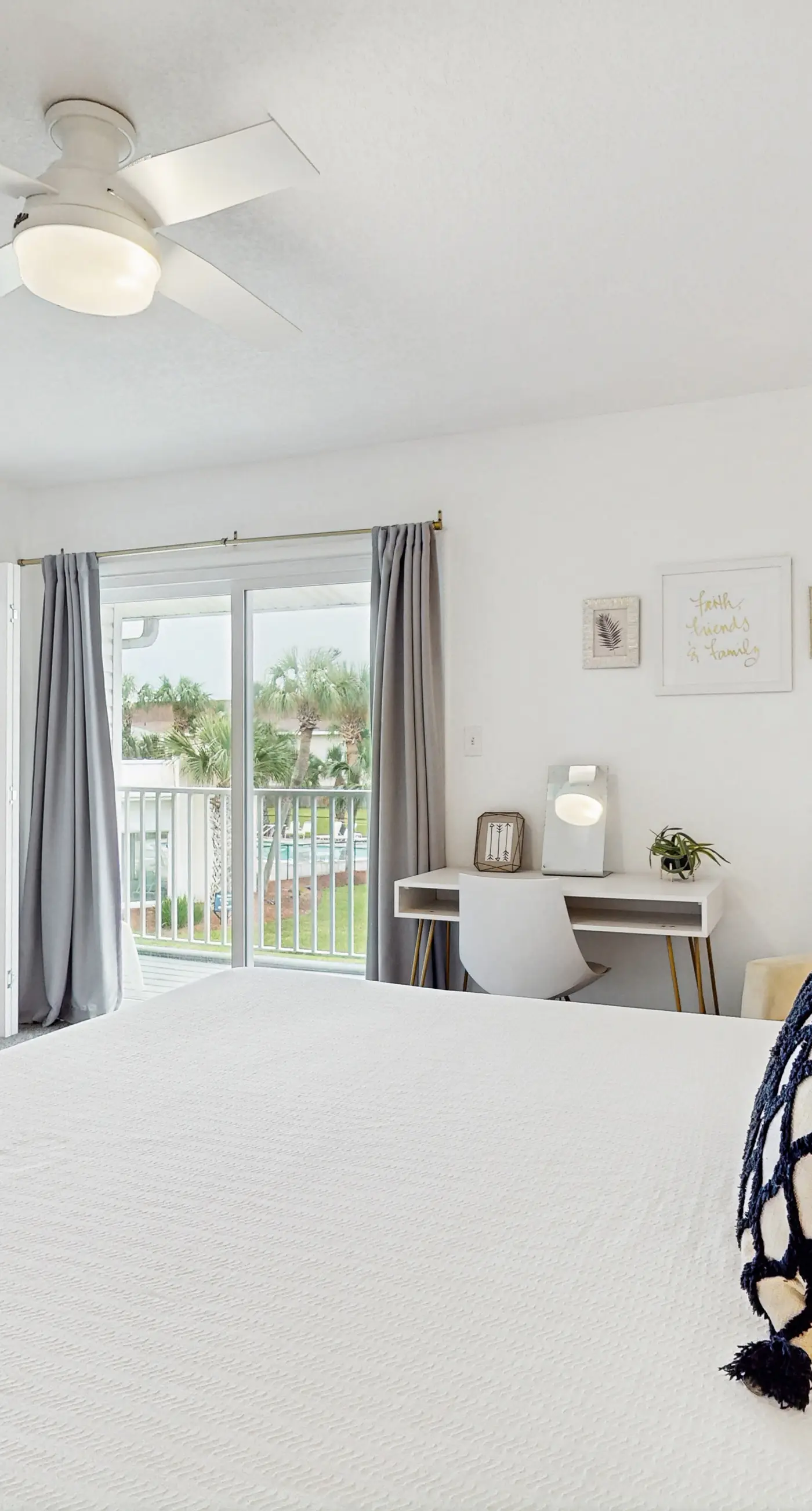 Charming Townhouse Near Beach with Pool, Patio & W/D