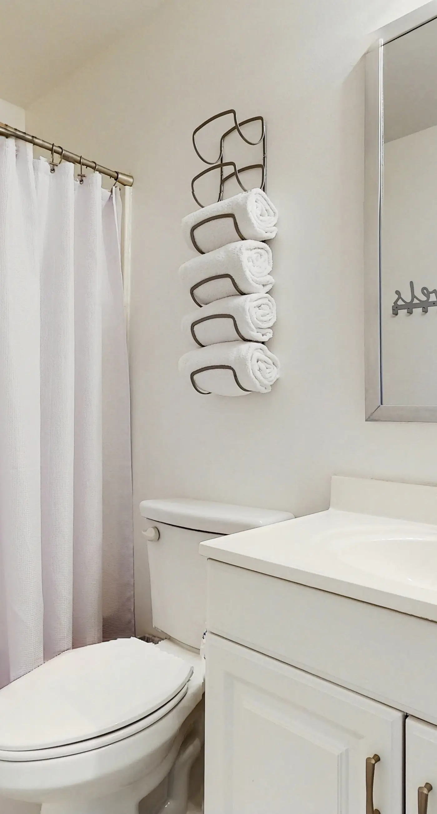 Charming Townhouse Near Beach with Pool, Patio & W/D