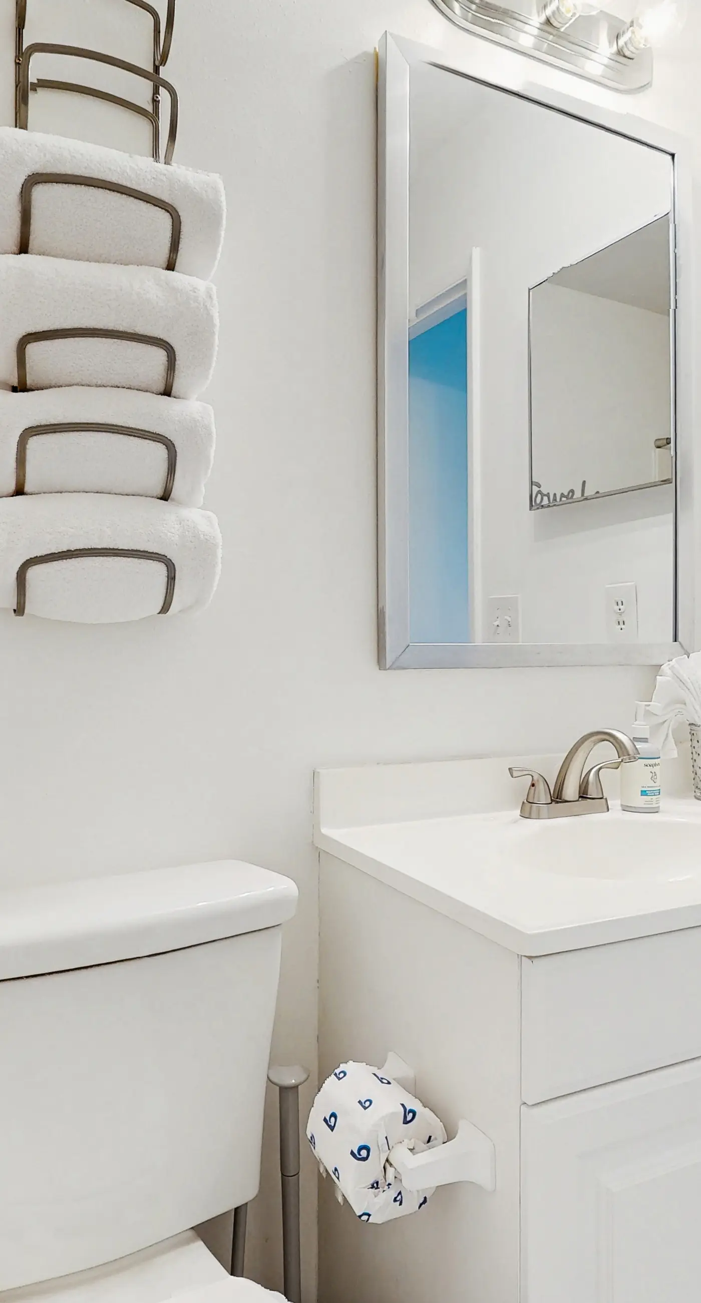 Charming Townhouse Near Beach with Pool, Patio & W/D