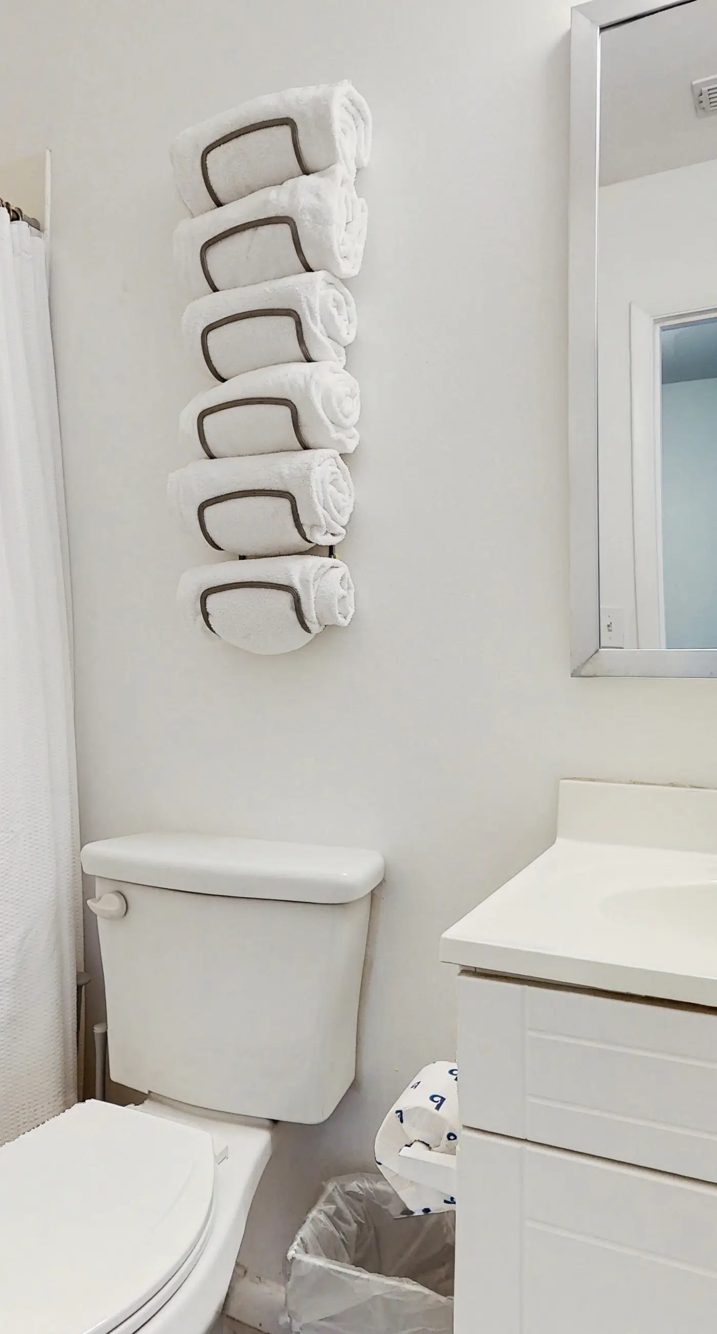 Charming Townhouse Near Beach with Pool, Patio & W/D