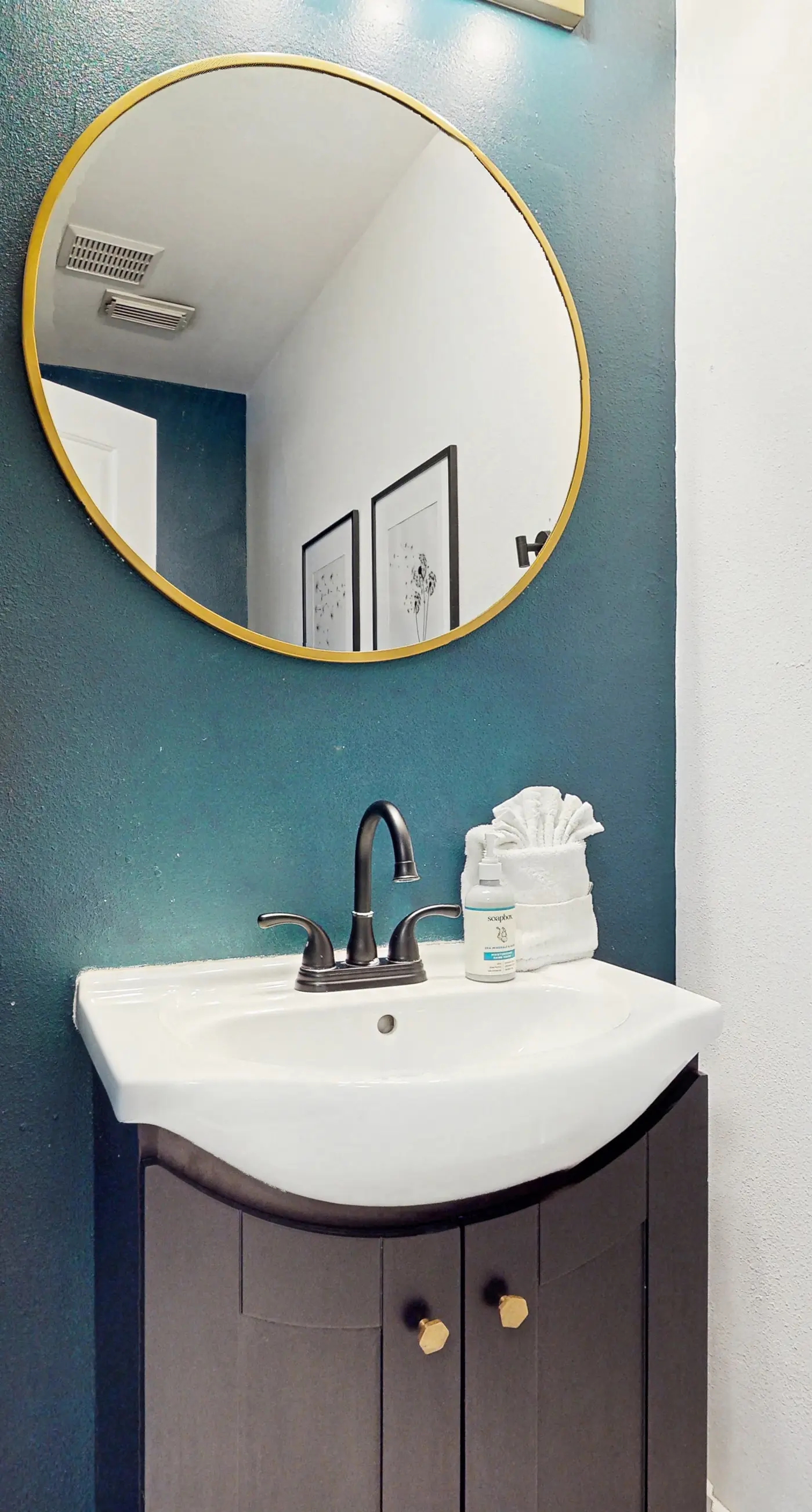 Charming Townhouse Near Beach with Pool, Patio & W/D